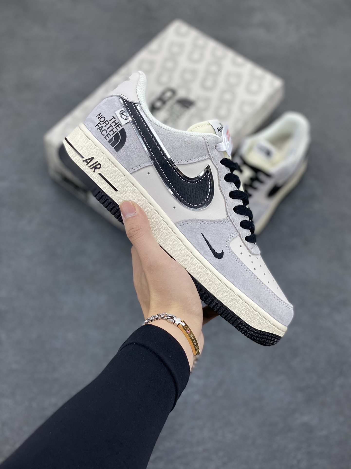 NIke Air Force 1 \’07 Low “北面联名——米灰碳黑勾”空军一号 低帮 运动鞋 休闲鞋 折边针车 工艺难度大 原楦头原纸板 原装鞋盒 定制五金配件 内置全掌气垫 原厂鞋底 货号:XZ6188-916 尺码:36 36.5 37.5 38 38.5 39 40 40.5 41 42 42.5 43 44 44.5 45-选品中心