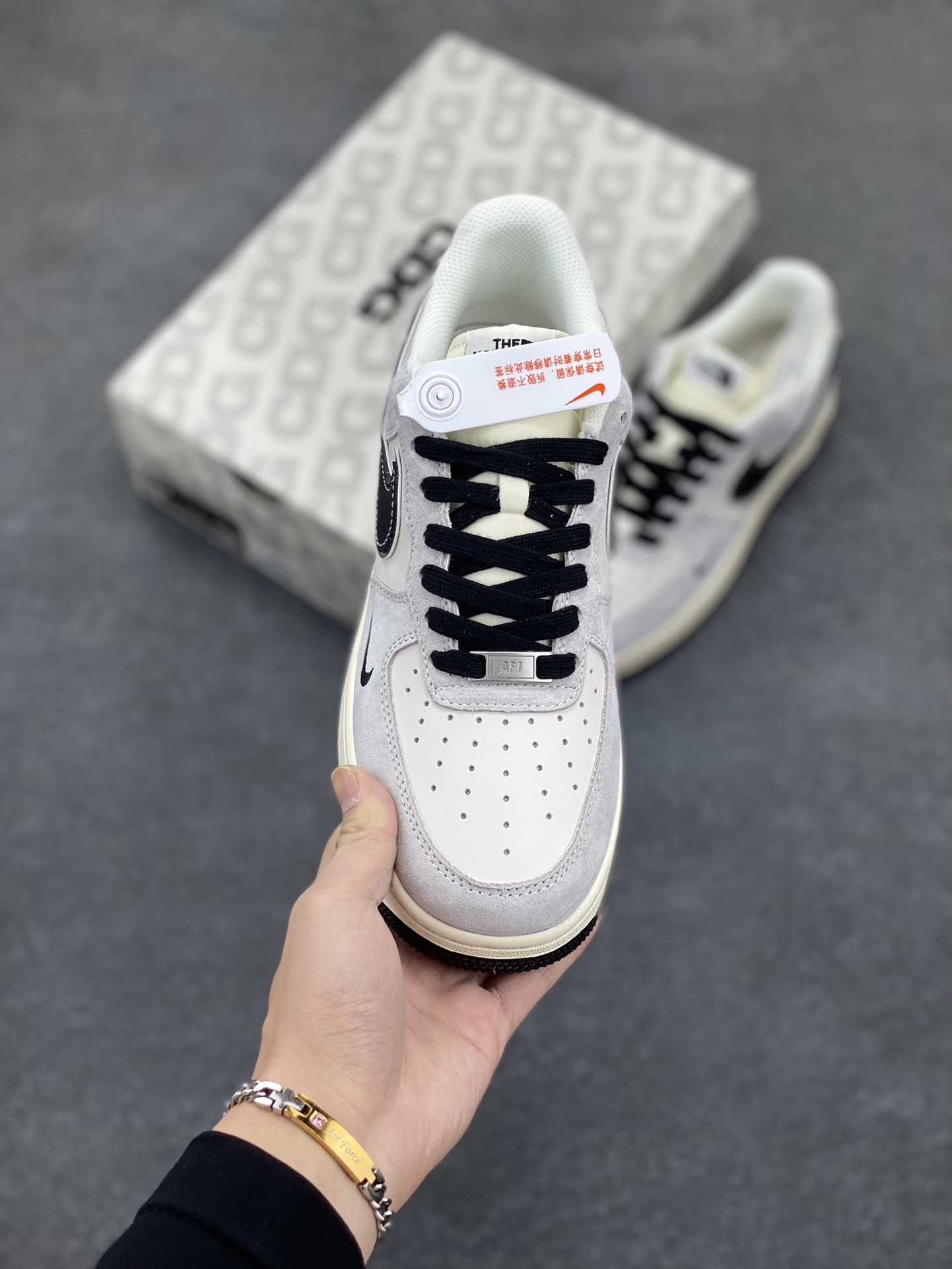 图片[2]-NIke Air Force 1 \’07 Low “北面联名——米灰碳黑勾”空军一号 低帮 运动鞋 休闲鞋 折边针车 工艺难度大 原楦头原纸板 原装鞋盒 定制五金配件 内置全掌气垫 原厂鞋底 货号：XZ6188-916 尺码：36 36.5 37.5 38 38.5 39 40 40.5 41 42 42.5 43 44 44.5 45-选品中心