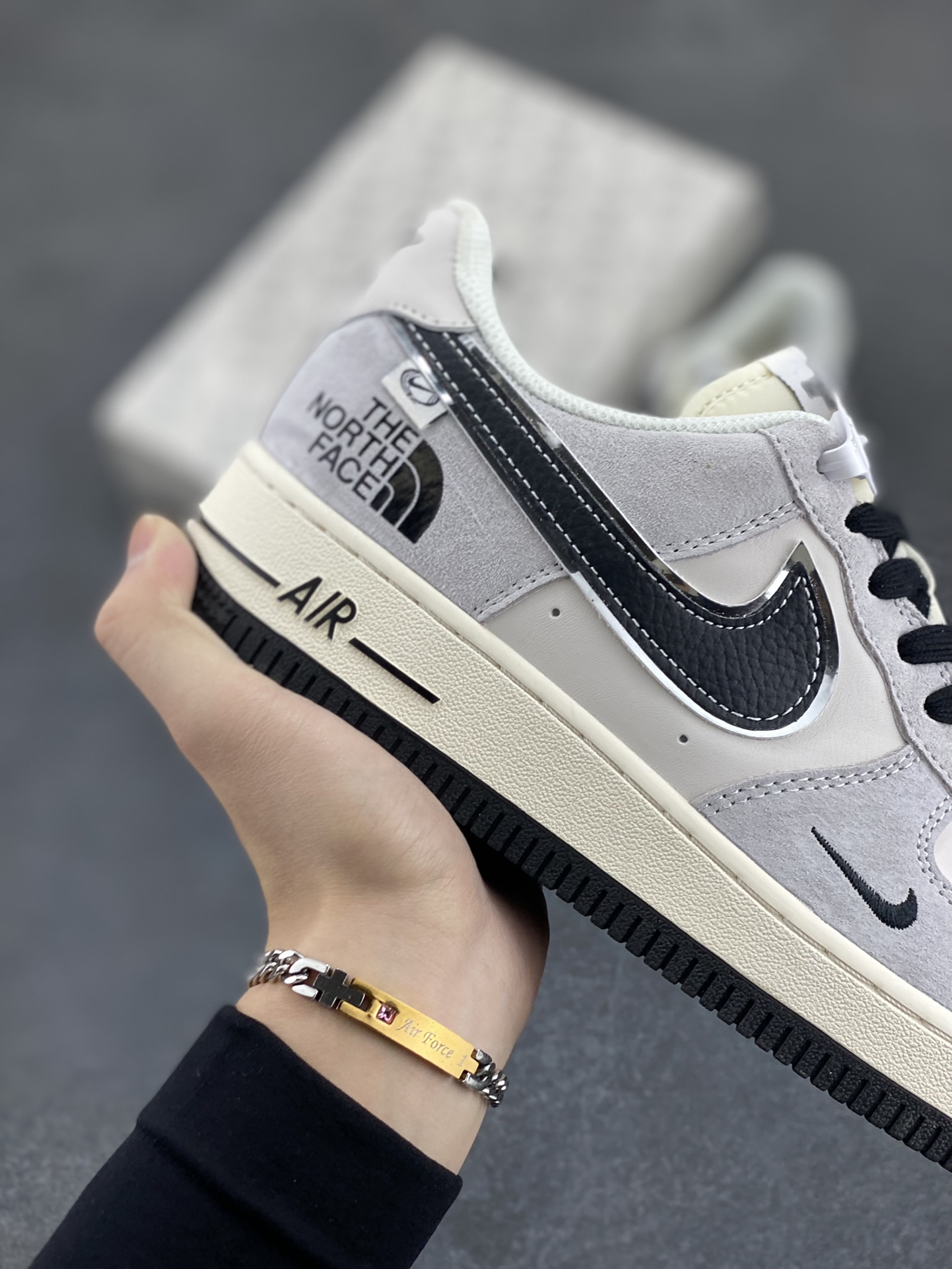 图片[6]-NIke Air Force 1 \’07 Low “北面联名——米灰碳黑勾”空军一号 低帮 运动鞋 休闲鞋 折边针车 工艺难度大 原楦头原纸板 原装鞋盒 定制五金配件 内置全掌气垫 原厂鞋底 货号：XZ6188-916 尺码：36 36.5 37.5 38 38.5 39 40 40.5 41 42 42.5 43 44 44.5 45-选品中心