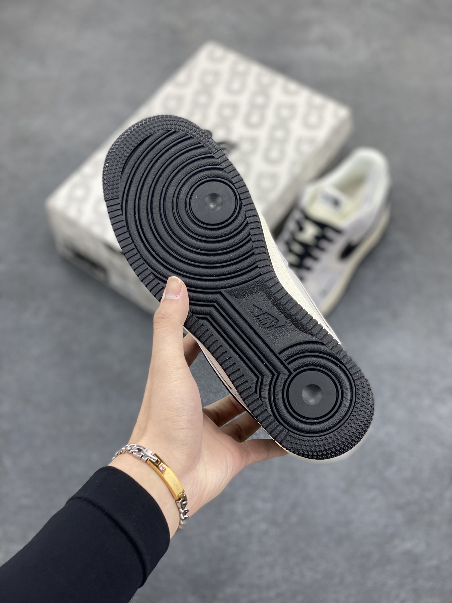 图片[5]-NIke Air Force 1 \’07 Low “北面联名——米灰碳黑勾”空军一号 低帮 运动鞋 休闲鞋 折边针车 工艺难度大 原楦头原纸板 原装鞋盒 定制五金配件 内置全掌气垫 原厂鞋底 货号：XZ6188-916 尺码：36 36.5 37.5 38 38.5 39 40 40.5 41 42 42.5 43 44 44.5 45-选品中心
