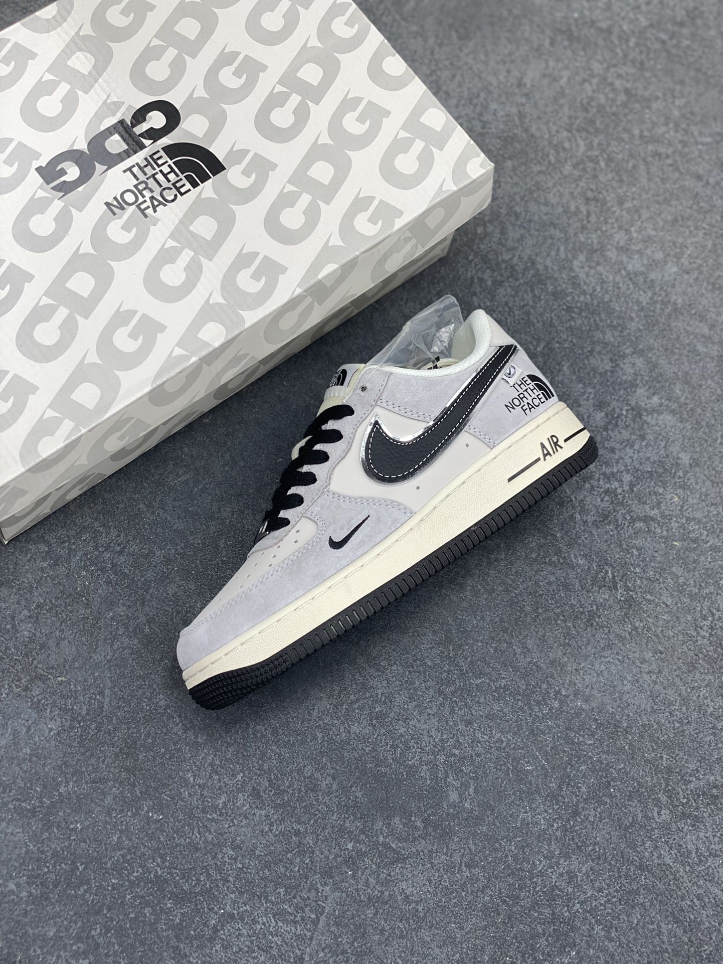 图片[7]-NIke Air Force 1 \’07 Low “北面联名——米灰碳黑勾”空军一号 低帮 运动鞋 休闲鞋 折边针车 工艺难度大 原楦头原纸板 原装鞋盒 定制五金配件 内置全掌气垫 原厂鞋底 货号：XZ6188-916 尺码：36 36.5 37.5 38 38.5 39 40 40.5 41 42 42.5 43 44 44.5 45-选品中心