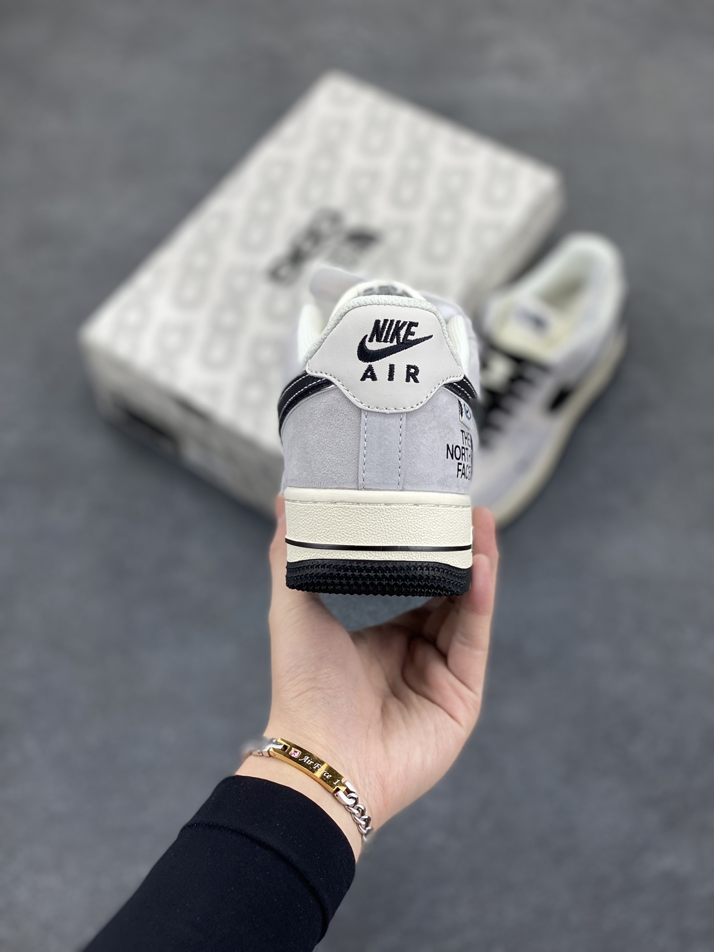 图片[4]-NIke Air Force 1 \’07 Low “北面联名——米灰碳黑勾”空军一号 低帮 运动鞋 休闲鞋 折边针车 工艺难度大 原楦头原纸板 原装鞋盒 定制五金配件 内置全掌气垫 原厂鞋底 货号：XZ6188-916 尺码：36 36.5 37.5 38 38.5 39 40 40.5 41 42 42.5 43 44 44.5 45-选品中心