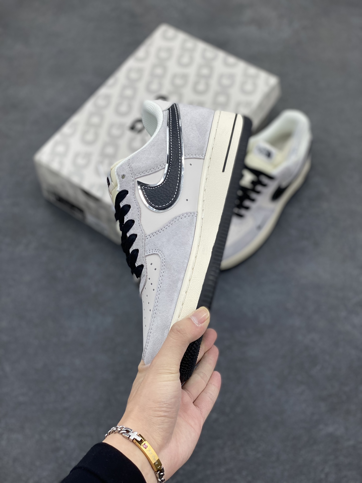 图片[3]-NIke Air Force 1 \’07 Low “北面联名——米灰碳黑勾”空军一号 低帮 运动鞋 休闲鞋 折边针车 工艺难度大 原楦头原纸板 原装鞋盒 定制五金配件 内置全掌气垫 原厂鞋底 货号：XZ6188-916 尺码：36 36.5 37.5 38 38.5 39 40 40.5 41 42 42.5 43 44 44.5 45-选品中心