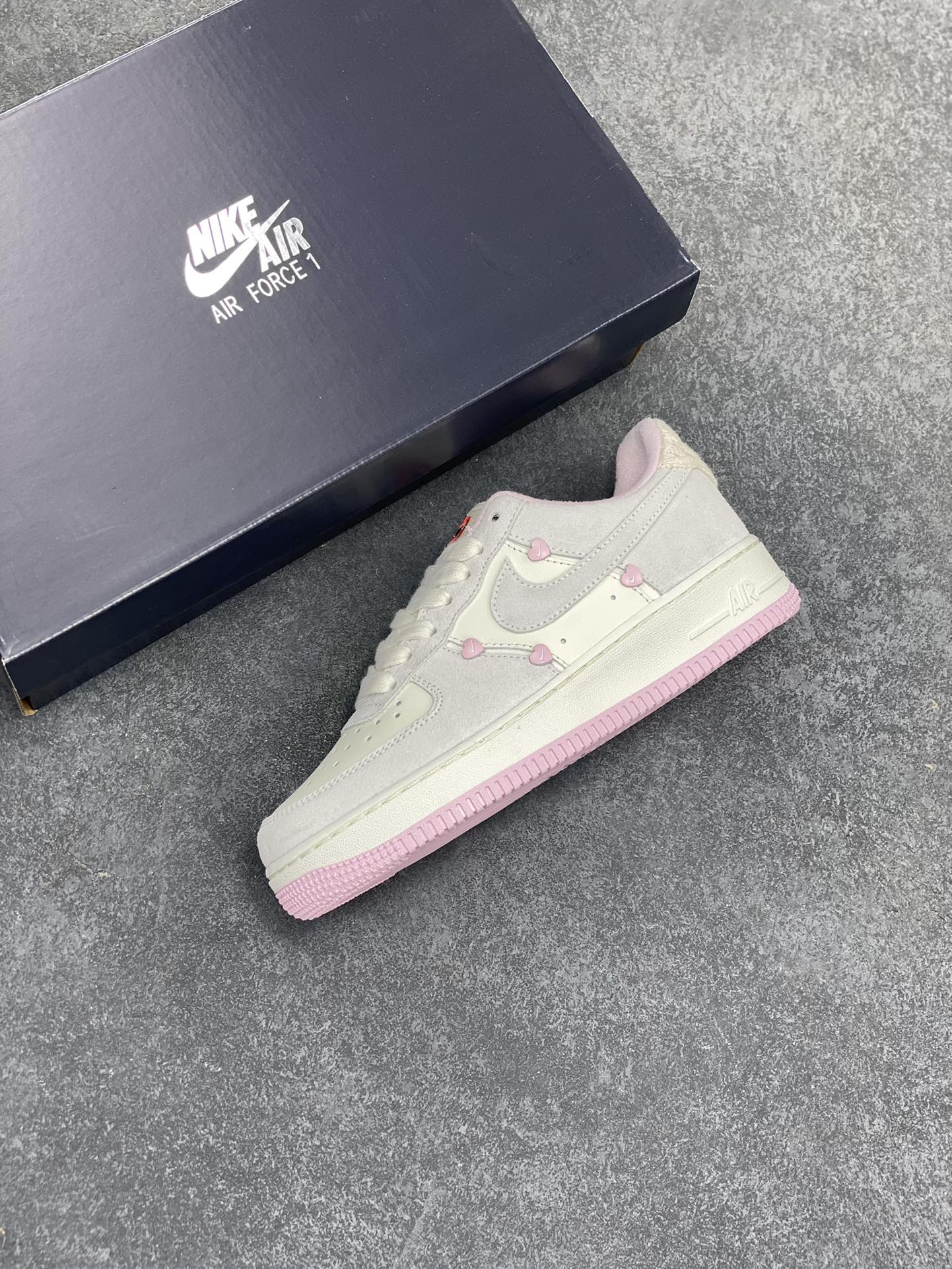 图片[7]-Nike Air Force 1 Low 苹果情人节 原楦头原纸板 打造纯正空军版型 专注外贸渠道 全掌内置蜂窝气垫 原盒配件 原厂中底钢印、拉帮完美 货号：HV5992-111 尺码：35.5 36 36.5 37.5 38 38.5 39 40 40.5 41 42-选品中心