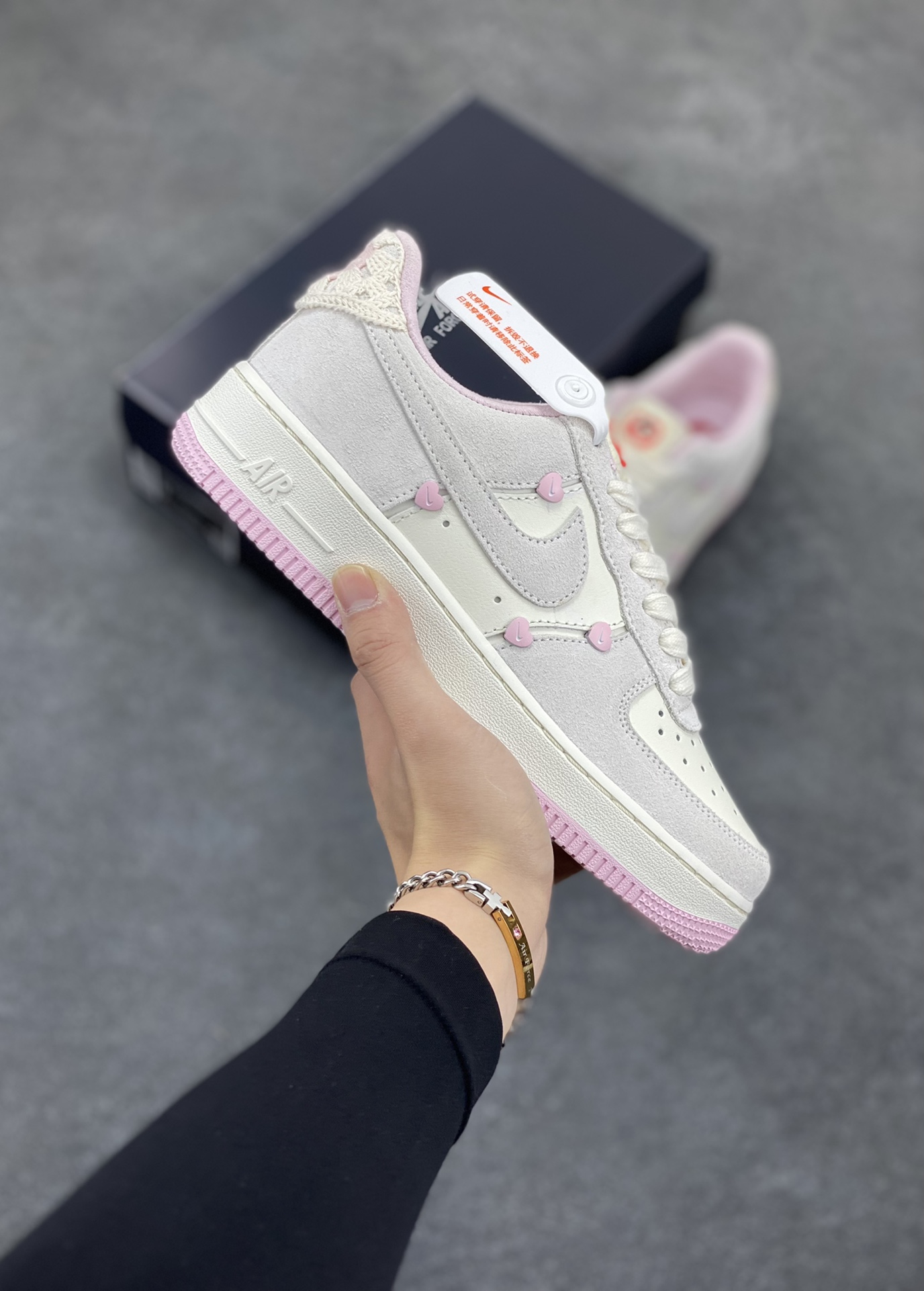 Nike Air Force 1 Low 苹果情人节 原楦头原纸板 打造纯正空军版型 专注外贸渠道 全掌内置蜂窝气垫 原盒配件 原厂中底钢印、拉帮完美 货号:HV5992-111 尺码:35.5 36 36.5 37.5 38 38.5 39 40 40.5 41 42-选品中心