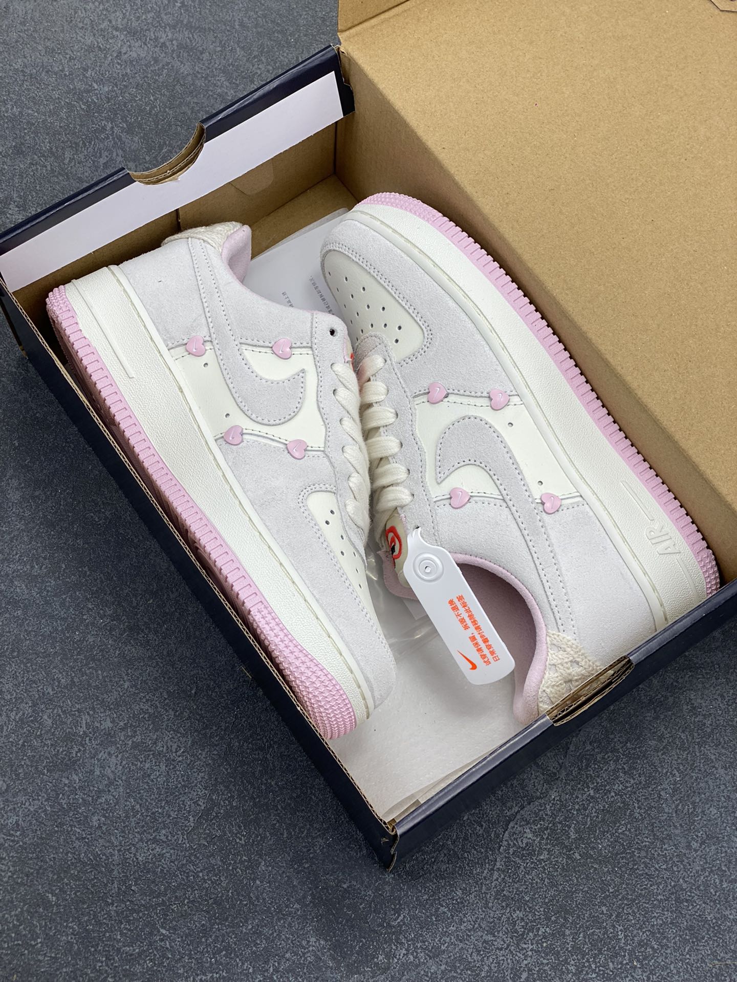 图片[9]-Nike Air Force 1 Low 苹果情人节 原楦头原纸板 打造纯正空军版型 专注外贸渠道 全掌内置蜂窝气垫 原盒配件 原厂中底钢印、拉帮完美 货号：HV5992-111 尺码：35.5 36 36.5 37.5 38 38.5 39 40 40.5 41 42-选品中心