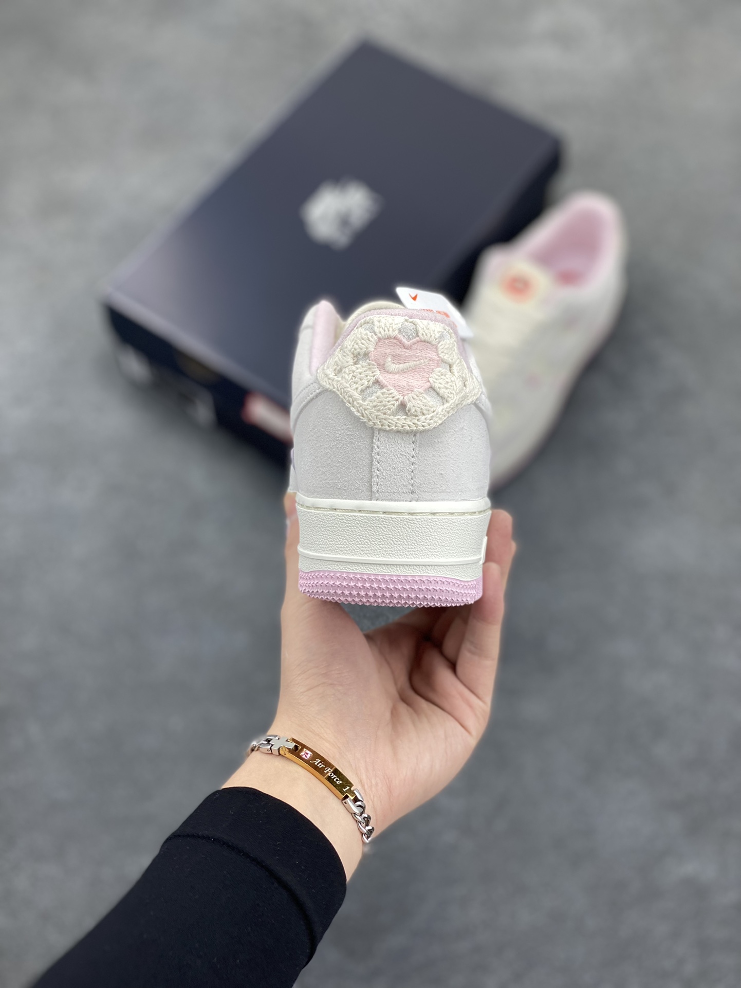 图片[4]-Nike Air Force 1 Low 苹果情人节 原楦头原纸板 打造纯正空军版型 专注外贸渠道 全掌内置蜂窝气垫 原盒配件 原厂中底钢印、拉帮完美 货号：HV5992-111 尺码：35.5 36 36.5 37.5 38 38.5 39 40 40.5 41 42-选品中心
