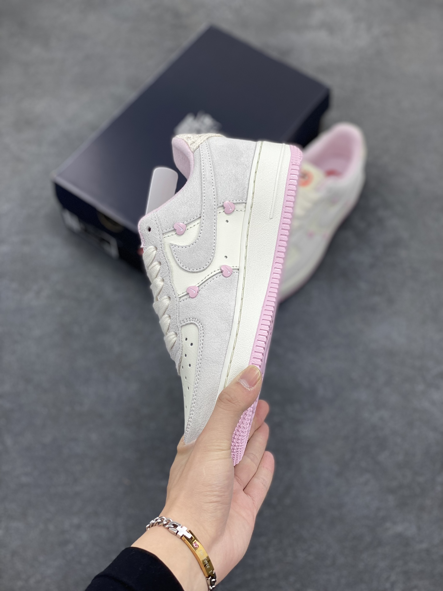 图片[3]-Nike Air Force 1 Low 苹果情人节 原楦头原纸板 打造纯正空军版型 专注外贸渠道 全掌内置蜂窝气垫 原盒配件 原厂中底钢印、拉帮完美 货号：HV5992-111 尺码：35.5 36 36.5 37.5 38 38.5 39 40 40.5 41 42-选品中心