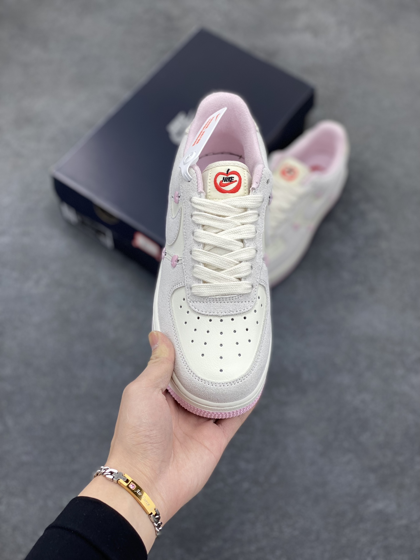 图片[2]-Nike Air Force 1 Low 苹果情人节 原楦头原纸板 打造纯正空军版型 专注外贸渠道 全掌内置蜂窝气垫 原盒配件 原厂中底钢印、拉帮完美 货号：HV5992-111 尺码：35.5 36 36.5 37.5 38 38.5 39 40 40.5 41 42-选品中心