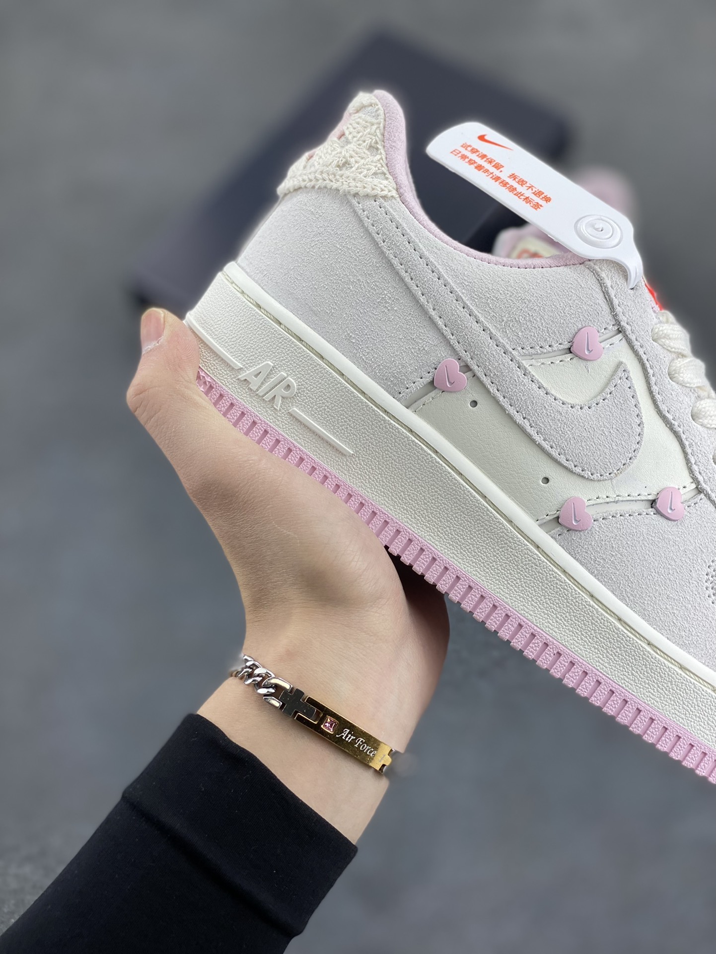 图片[6]-Nike Air Force 1 Low 苹果情人节 原楦头原纸板 打造纯正空军版型 专注外贸渠道 全掌内置蜂窝气垫 原盒配件 原厂中底钢印、拉帮完美 货号：HV5992-111 尺码：35.5 36 36.5 37.5 38 38.5 39 40 40.5 41 42-选品中心