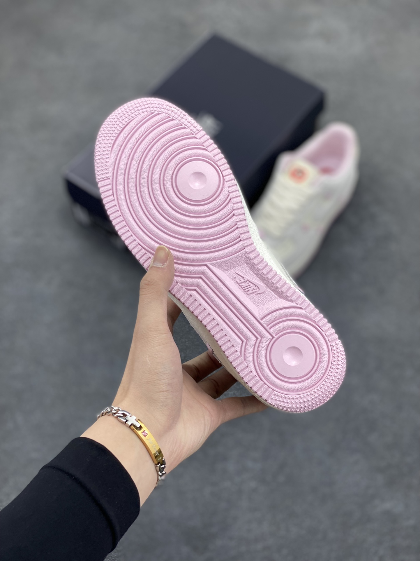 图片[5]-Nike Air Force 1 Low 苹果情人节 原楦头原纸板 打造纯正空军版型 专注外贸渠道 全掌内置蜂窝气垫 原盒配件 原厂中底钢印、拉帮完美 货号：HV5992-111 尺码：35.5 36 36.5 37.5 38 38.5 39 40 40.5 41 42-选品中心