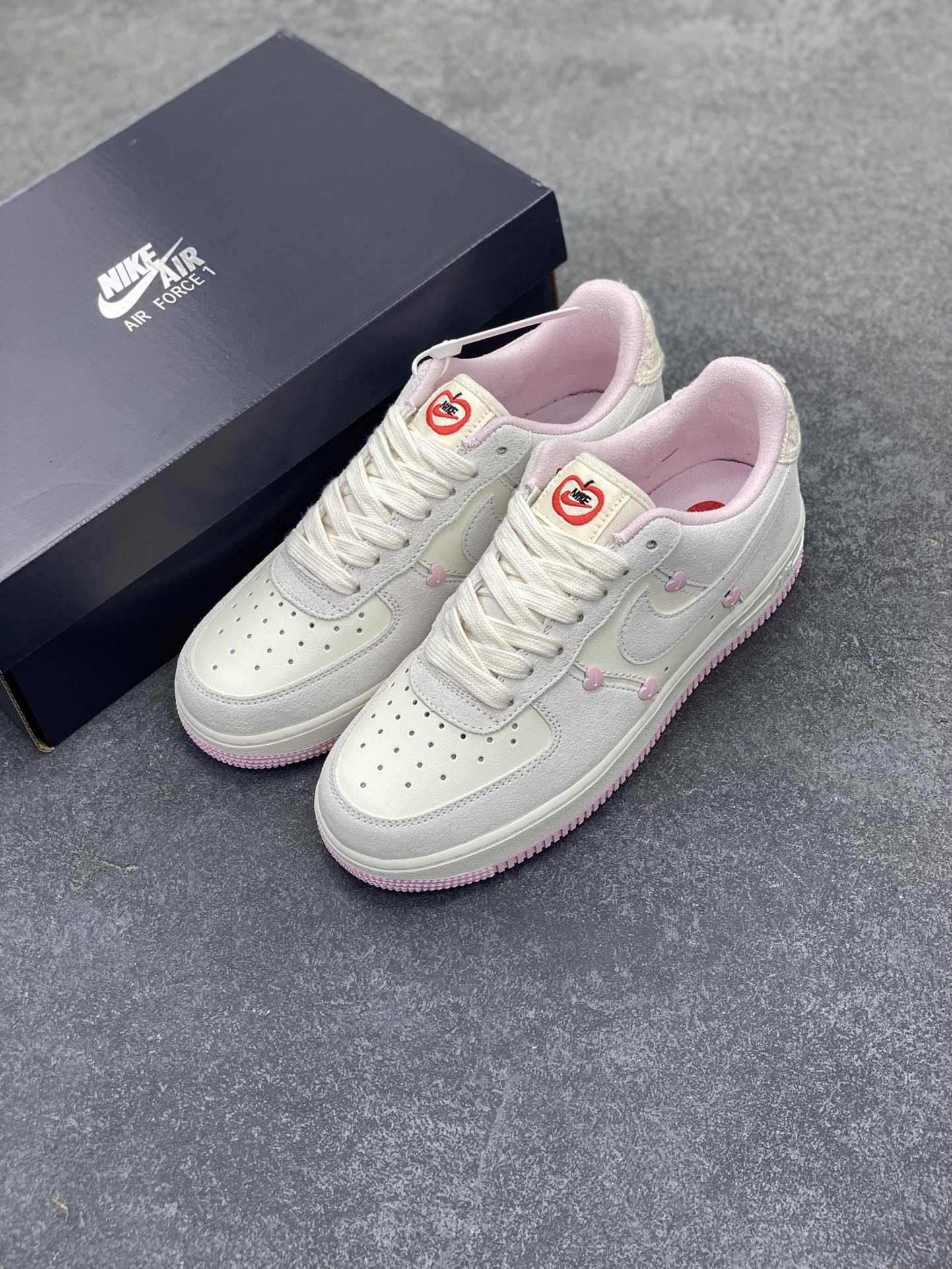 图片[8]-Nike Air Force 1 Low 苹果情人节 原楦头原纸板 打造纯正空军版型 专注外贸渠道 全掌内置蜂窝气垫 原盒配件 原厂中底钢印、拉帮完美 货号：HV5992-111 尺码：35.5 36 36.5 37.5 38 38.5 39 40 40.5 41 42-选品中心