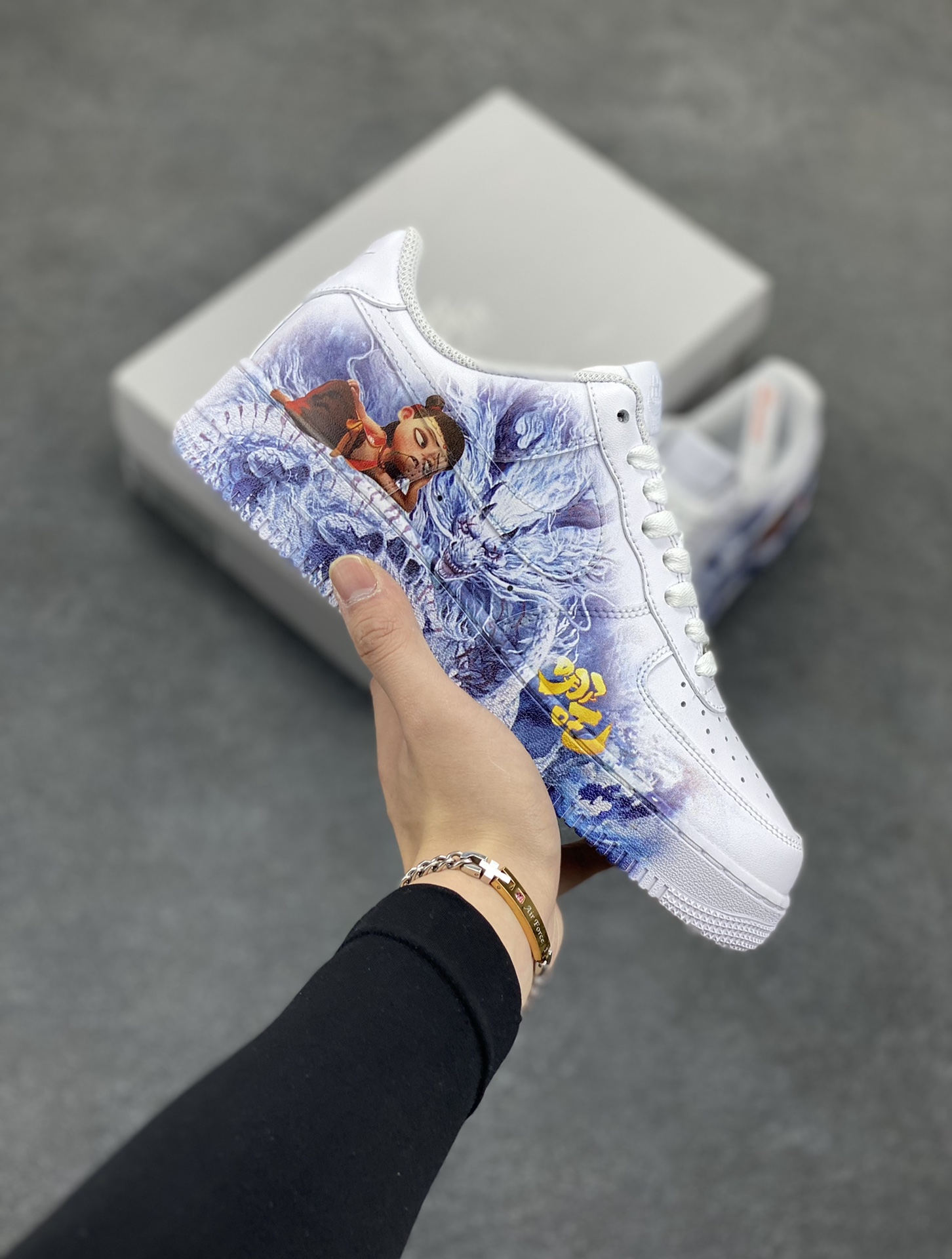Air Force 1 Low 哪吒手绘涂鸦 原楦头原纸板 打造纯正空军版型 #专注外贸渠道 全掌内置蜂窝气垫 #原盒配件 原厂中底钢印、拉帮完美 货号：CW2288-111 尺码：36 36.5 37.5 38 38.5 39 40 40.5 41 42 42.5 43 44 44.5 45-选品中心