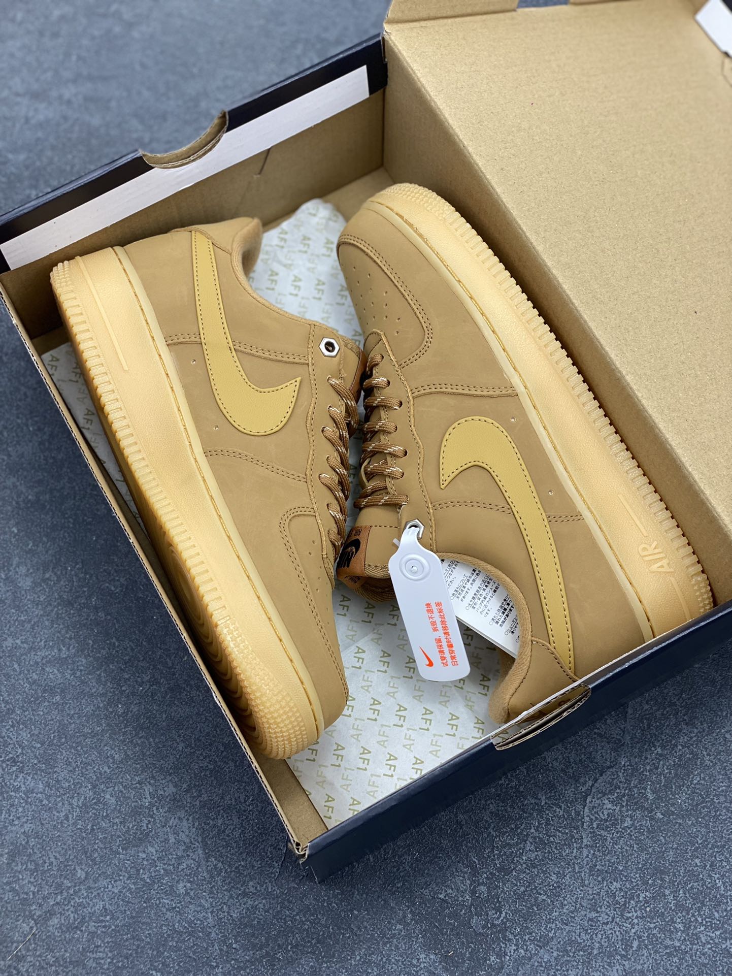 图片[9]-福利特价 Air Force 1 Low 07 LV8”Wheat / Flax“小麦空军一号低帮 小麦色牛巴革打造鞋面 生胶鞋底与鞋面风格协调一致 搭配同色系尼龙鞋带 侧身皮质Swoosh Logo进一步体现两双鞋的独特魅力 货号：CJ9179-200 尺码：36 36.5 37.5 38 38.5 39 40 40.5 41 42 42.5 43 44 44.5 45-选品中心