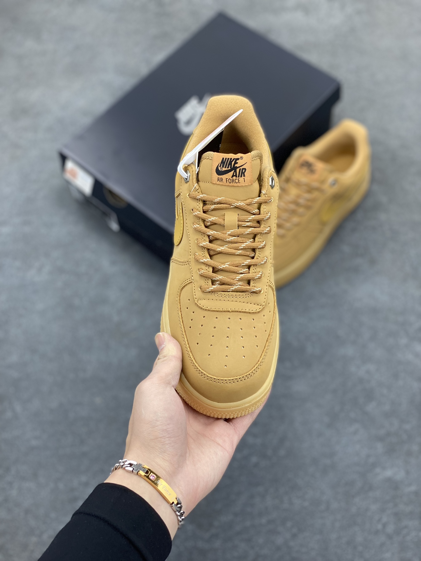 图片[2]-福利特价 Air Force 1 Low 07 LV8”Wheat / Flax“小麦空军一号低帮 小麦色牛巴革打造鞋面 生胶鞋底与鞋面风格协调一致 搭配同色系尼龙鞋带 侧身皮质Swoosh Logo进一步体现两双鞋的独特魅力 货号：CJ9179-200 尺码：36 36.5 37.5 38 38.5 39 40 40.5 41 42 42.5 43 44 44.5 45-选品中心