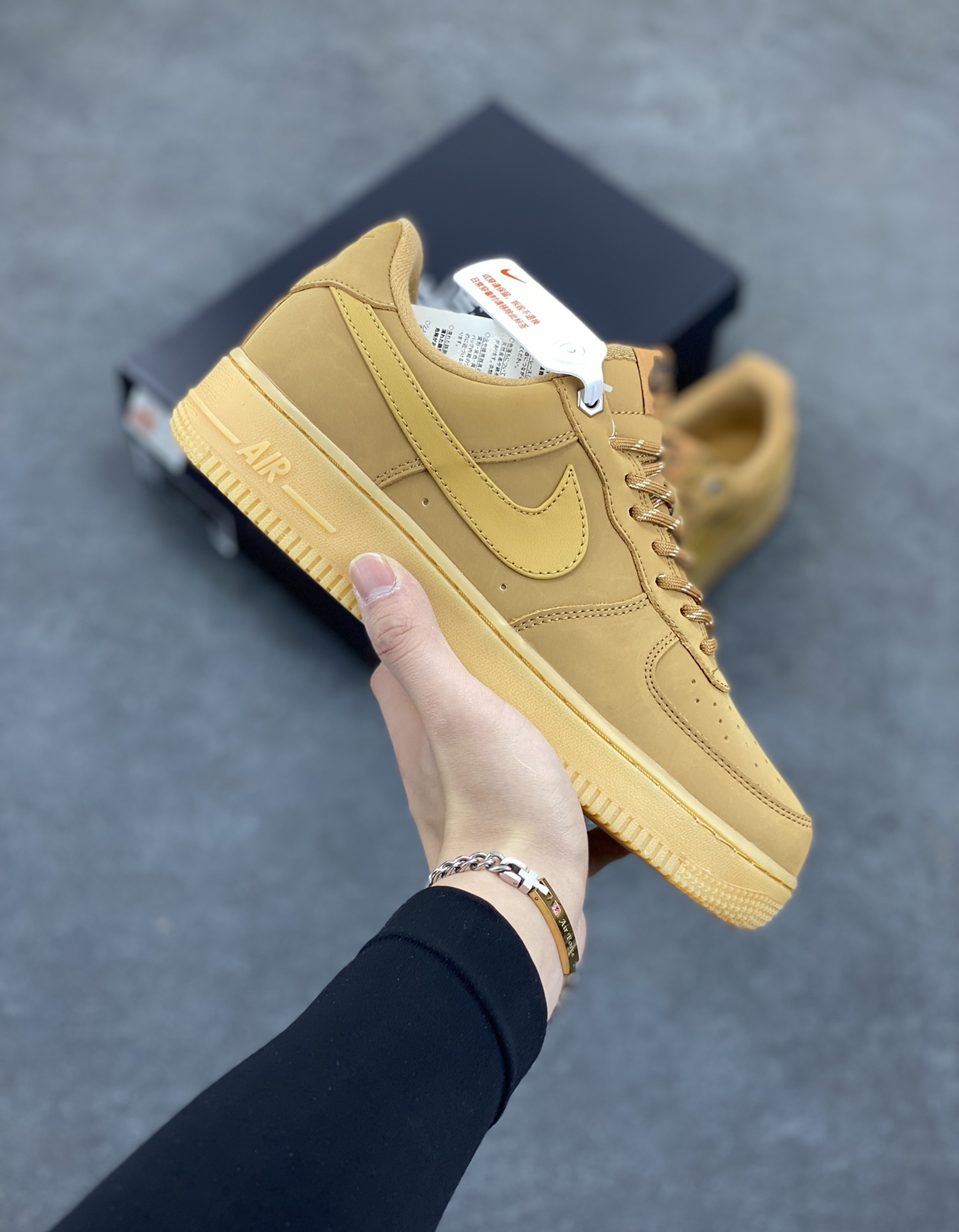 福利特价 Air Force 1 Low 07 LV8”Wheat / Flax“小麦空军一号低帮 小麦色牛巴革打造鞋面 生胶鞋底与鞋面风格协调一致 搭配同色系尼龙鞋带 侧身皮质Swoosh Logo进一步体现两双鞋的独特魅力 货号：CJ9179-200 尺码：36 36.5 37.5 38 38.5 39 40 40.5 41 42 42.5 43 44 44.5 45-选品中心