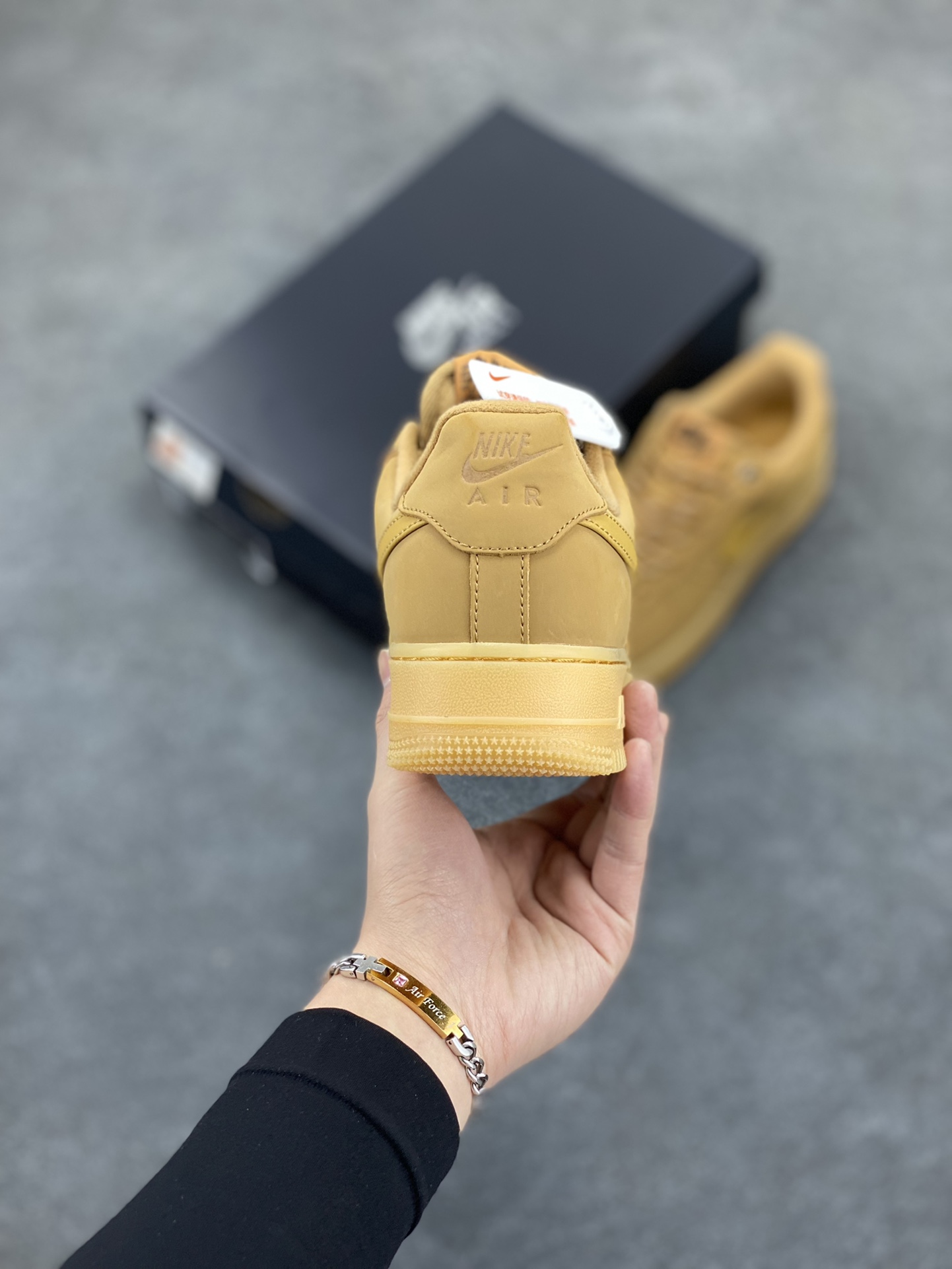 图片[4]-福利特价 Air Force 1 Low 07 LV8”Wheat / Flax“小麦空军一号低帮 小麦色牛巴革打造鞋面 生胶鞋底与鞋面风格协调一致 搭配同色系尼龙鞋带 侧身皮质Swoosh Logo进一步体现两双鞋的独特魅力 货号：CJ9179-200 尺码：36 36.5 37.5 38 38.5 39 40 40.5 41 42 42.5 43 44 44.5 45-选品中心