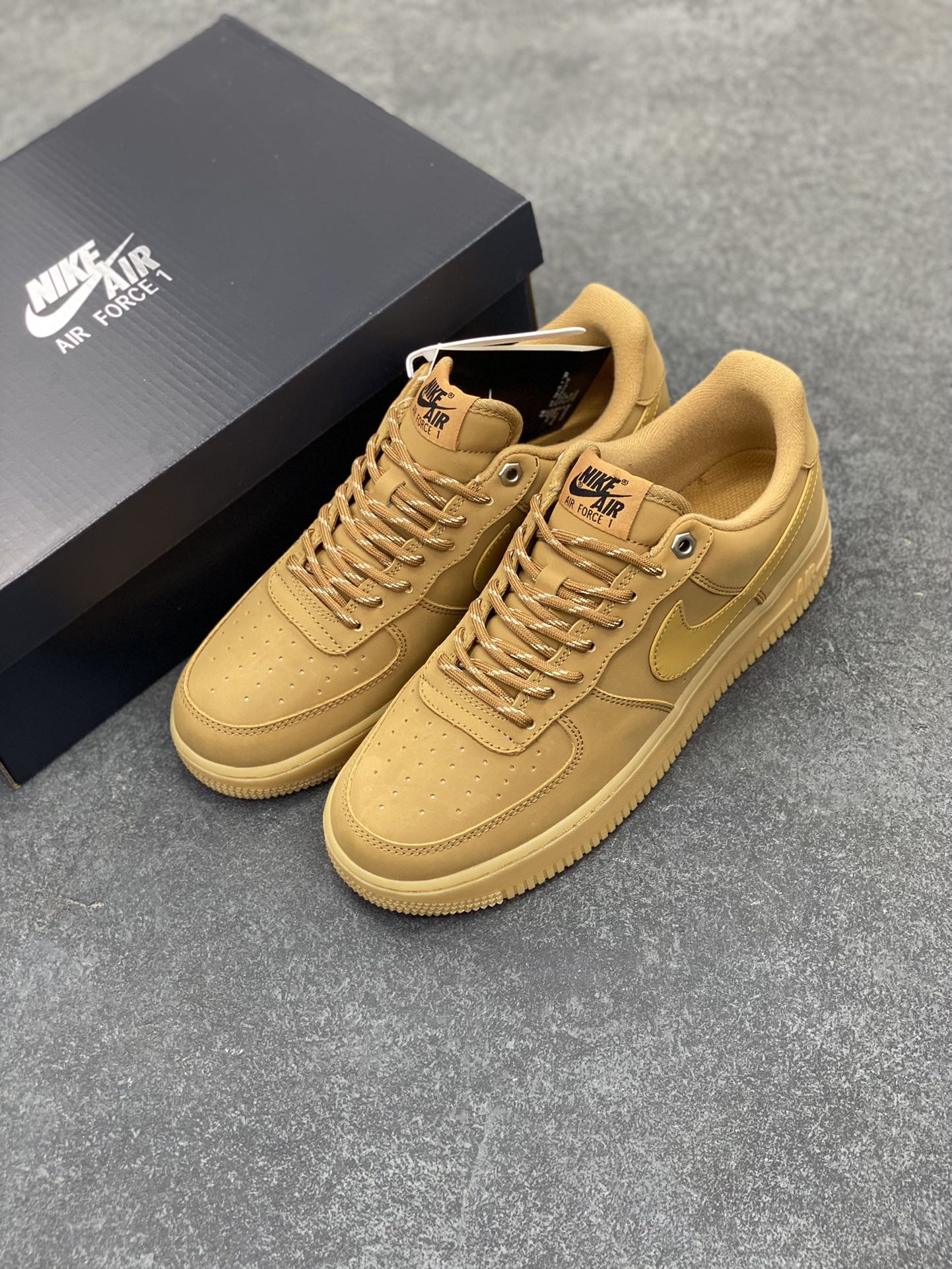 图片[8]-福利特价 Air Force 1 Low 07 LV8”Wheat / Flax“小麦空军一号低帮 小麦色牛巴革打造鞋面 生胶鞋底与鞋面风格协调一致 搭配同色系尼龙鞋带 侧身皮质Swoosh Logo进一步体现两双鞋的独特魅力 货号：CJ9179-200 尺码：36 36.5 37.5 38 38.5 39 40 40.5 41 42 42.5 43 44 44.5 45-选品中心