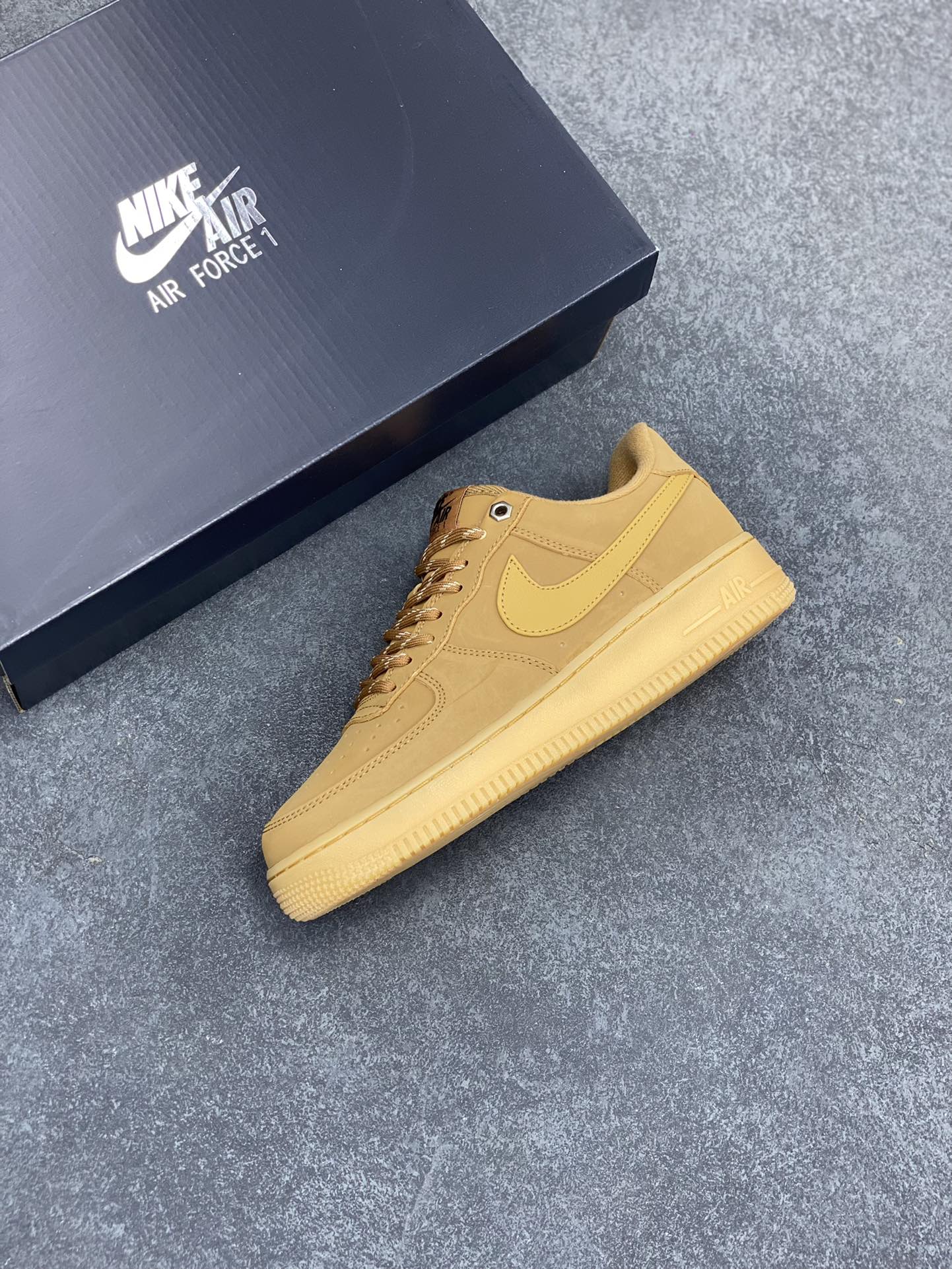 图片[7]-福利特价 Air Force 1 Low 07 LV8”Wheat / Flax“小麦空军一号低帮 小麦色牛巴革打造鞋面 生胶鞋底与鞋面风格协调一致 搭配同色系尼龙鞋带 侧身皮质Swoosh Logo进一步体现两双鞋的独特魅力 货号：CJ9179-200 尺码：36 36.5 37.5 38 38.5 39 40 40.5 41 42 42.5 43 44 44.5 45-选品中心