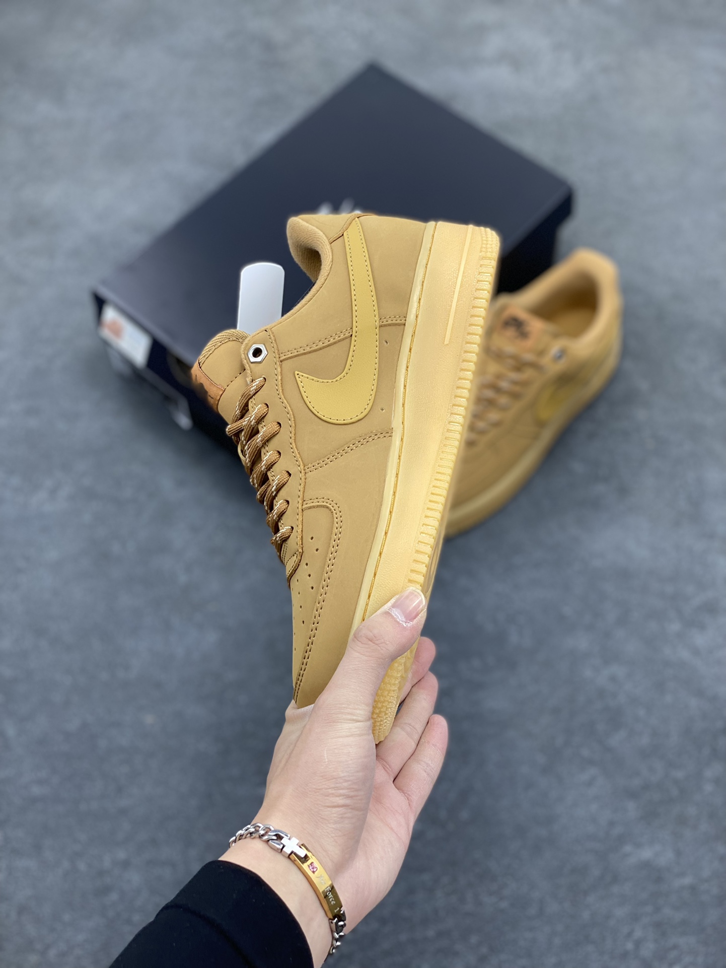 图片[3]-福利特价 Air Force 1 Low 07 LV8”Wheat / Flax“小麦空军一号低帮 小麦色牛巴革打造鞋面 生胶鞋底与鞋面风格协调一致 搭配同色系尼龙鞋带 侧身皮质Swoosh Logo进一步体现两双鞋的独特魅力 货号：CJ9179-200 尺码：36 36.5 37.5 38 38.5 39 40 40.5 41 42 42.5 43 44 44.5 45-选品中心