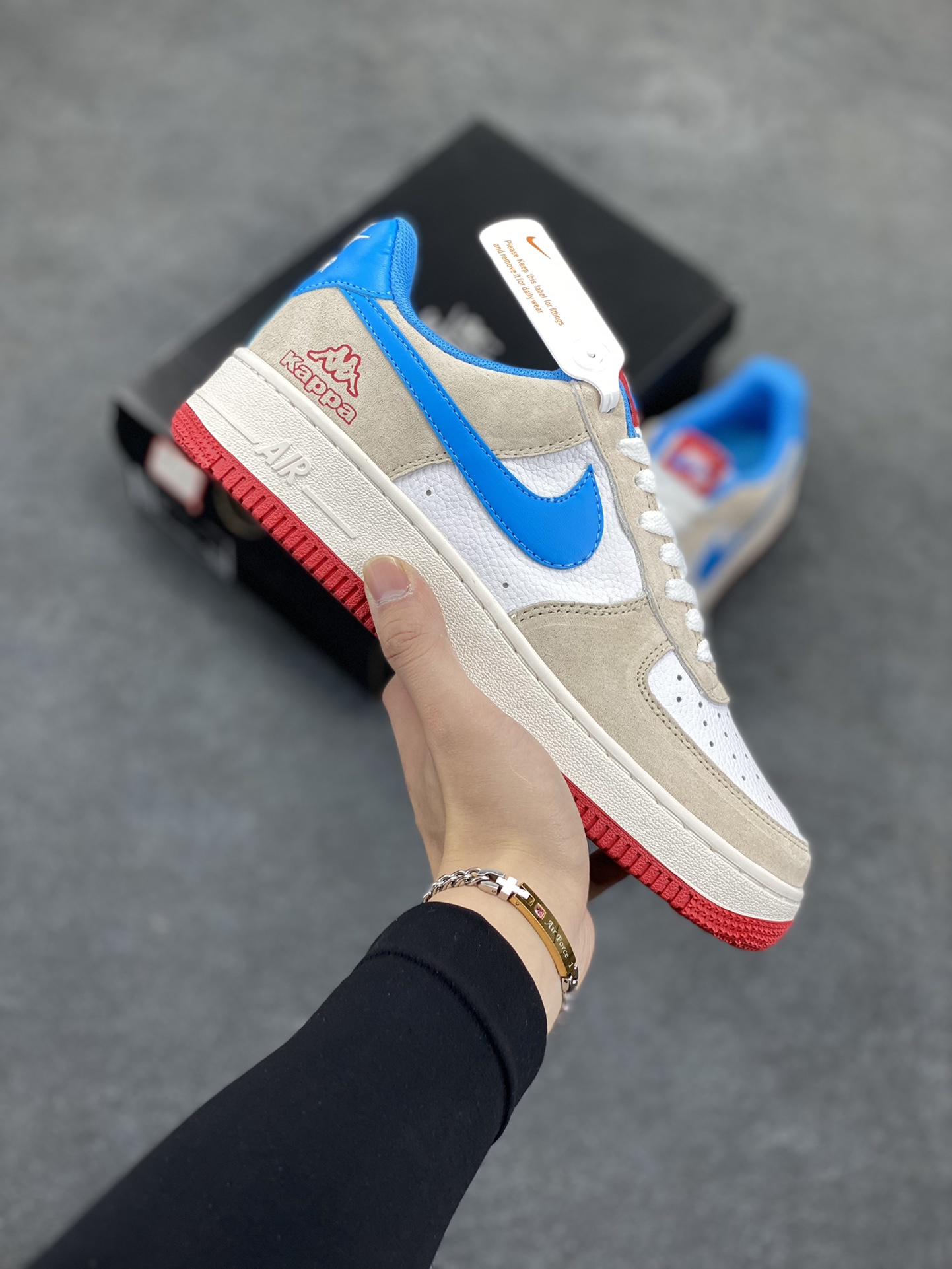 Nike Air Force 1 Low 空军一号低帮百搭休闲运动板鞋。柔软、弹性十足的缓震性能和出色的中底设计,横跨复古与现代的外型结合,造就出风靡全球三十多年的Force 1,直到今天还深受青睐。 货号:HQ3618-113 尺码:36 36.5 37.5 38 38.5 39 40 40.5 41 42 42.5 43 44 44.5 45-选品中心