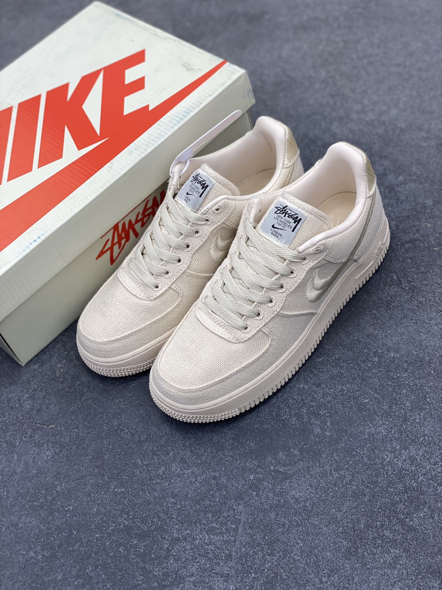 图片[8]-福利特价 ##Stussy x Air Force 1 \’07 \”Black Cool\” 斯图西联名空军 “米白麻布电绣钩子”原楦原纸版开发数据#同源670码克全工艺棉麻布,细腻搅织面料#中底背胶技术及全新开发EVA鞋垫 内置全掌air sole气垫 奢华质感显而易见 货号：CZ9084-200 尺码：36 36.5 37.5 38 38.5 39 40 40.5 41 42 42.5 43 44 44.5 45-选品中心