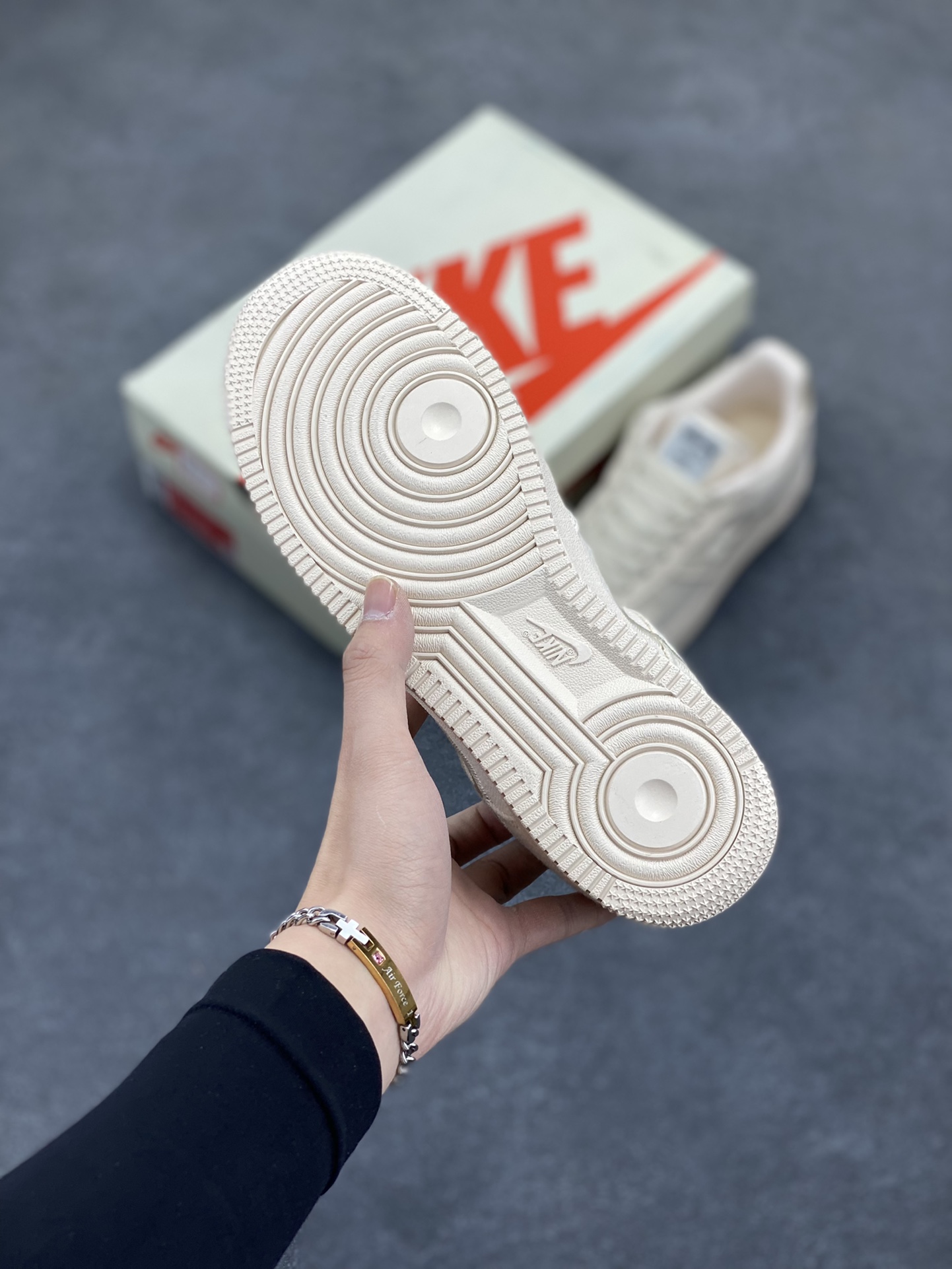 图片[5]-福利特价 ##Stussy x Air Force 1 \’07 \”Black Cool\” 斯图西联名空军 “米白麻布电绣钩子”原楦原纸版开发数据#同源670码克全工艺棉麻布,细腻搅织面料#中底背胶技术及全新开发EVA鞋垫 内置全掌air sole气垫 奢华质感显而易见 货号：CZ9084-200 尺码：36 36.5 37.5 38 38.5 39 40 40.5 41 42 42.5 43 44 44.5 45-选品中心