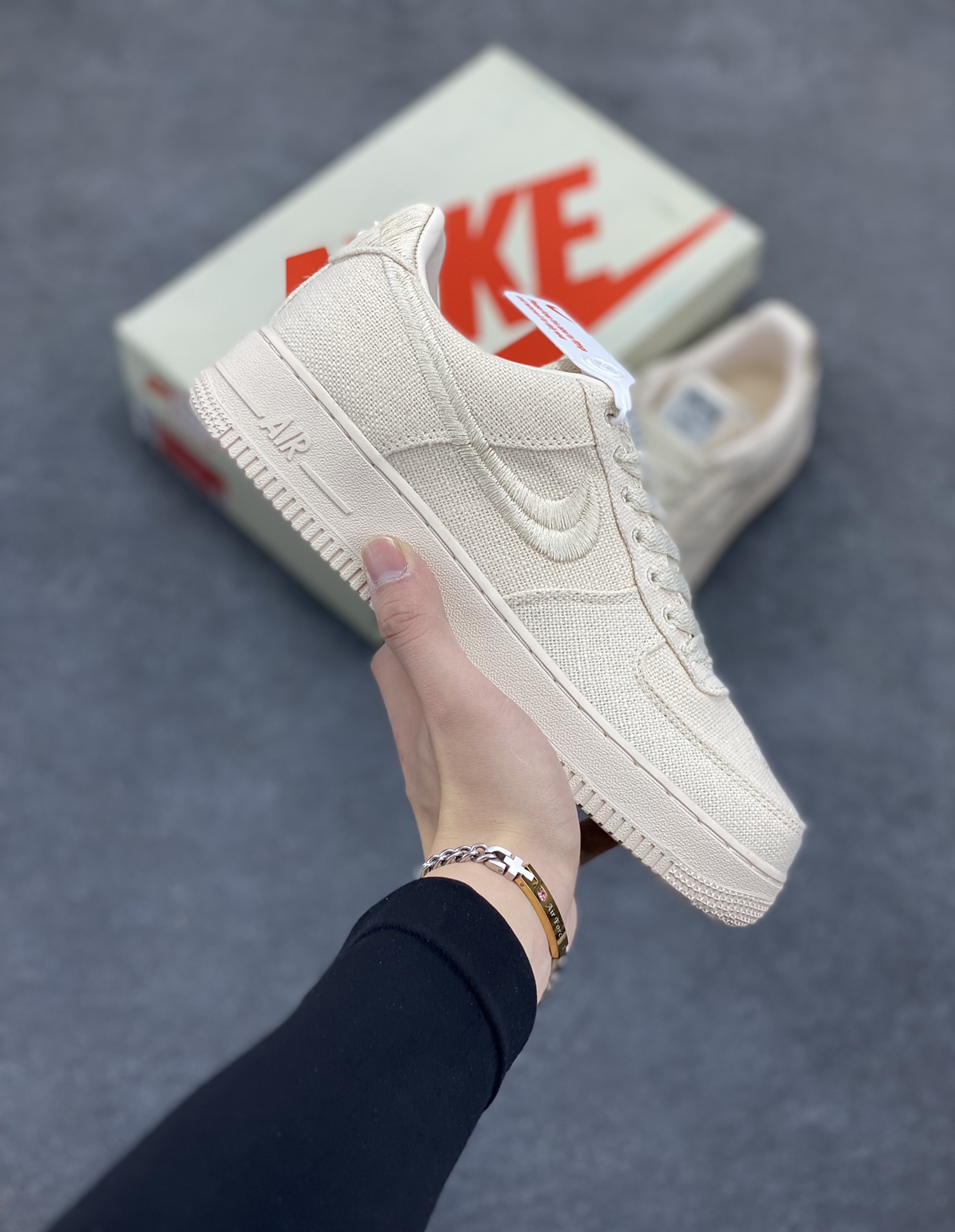 福利特价 ##Stussy x Air Force 1 \’07 \”Black Cool\” 斯图西联名空军 “米白麻布电绣钩子”原楦原纸版开发数据#同源670码克全工艺棉麻布,细腻搅织面料#中底背胶技术及全新开发EVA鞋垫 内置全掌air sole气垫 奢华质感显而易见 货号：CZ9084-200 尺码：36 36.5 37.5 38 38.5 39 40 40.5 41 42 42.5 43 44 44.5 45-选品中心