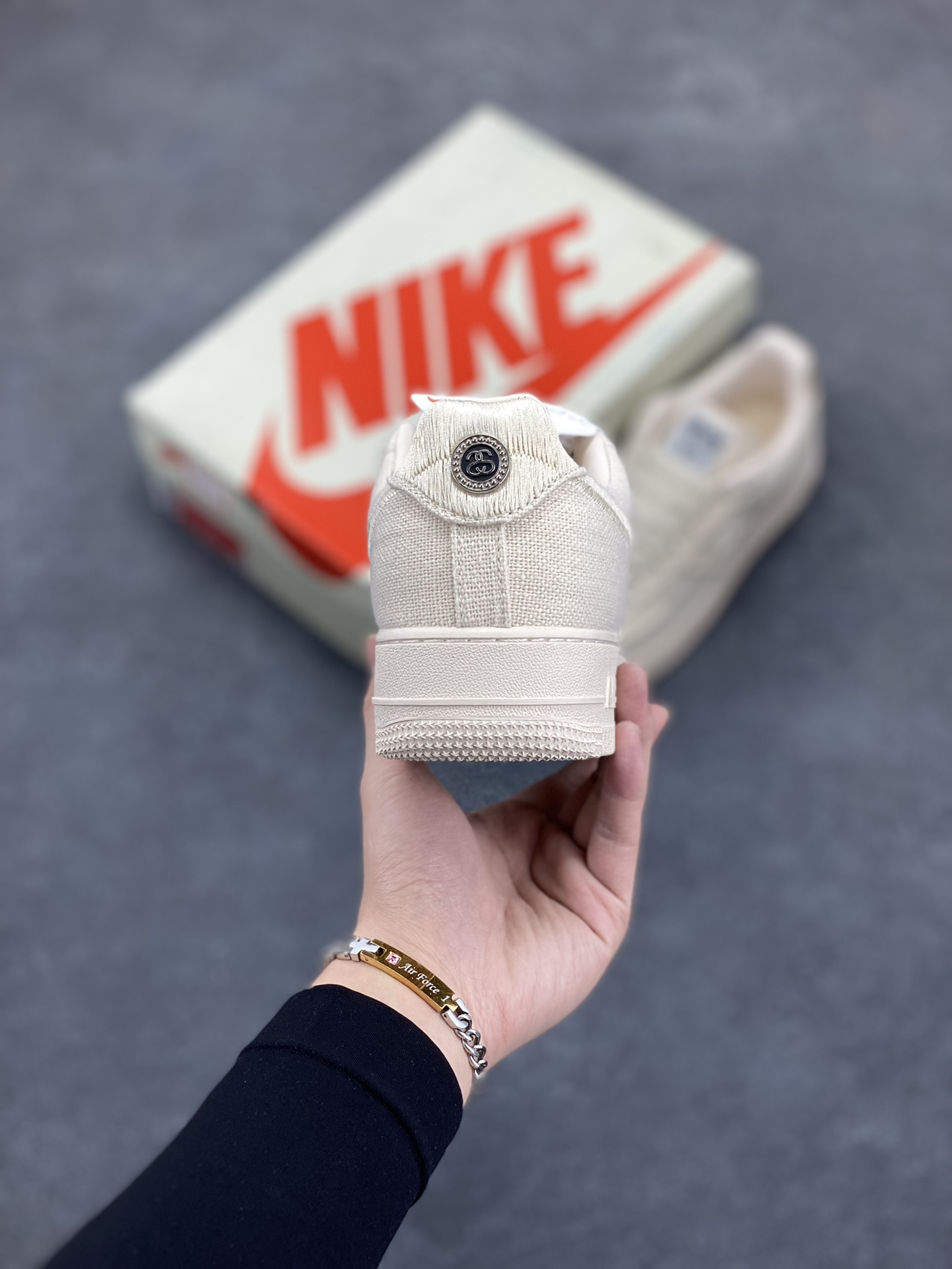 图片[4]-福利特价 ##Stussy x Air Force 1 \’07 \”Black Cool\” 斯图西联名空军 “米白麻布电绣钩子”原楦原纸版开发数据#同源670码克全工艺棉麻布,细腻搅织面料#中底背胶技术及全新开发EVA鞋垫 内置全掌air sole气垫 奢华质感显而易见 货号：CZ9084-200 尺码：36 36.5 37.5 38 38.5 39 40 40.5 41 42 42.5 43 44 44.5 45-选品中心