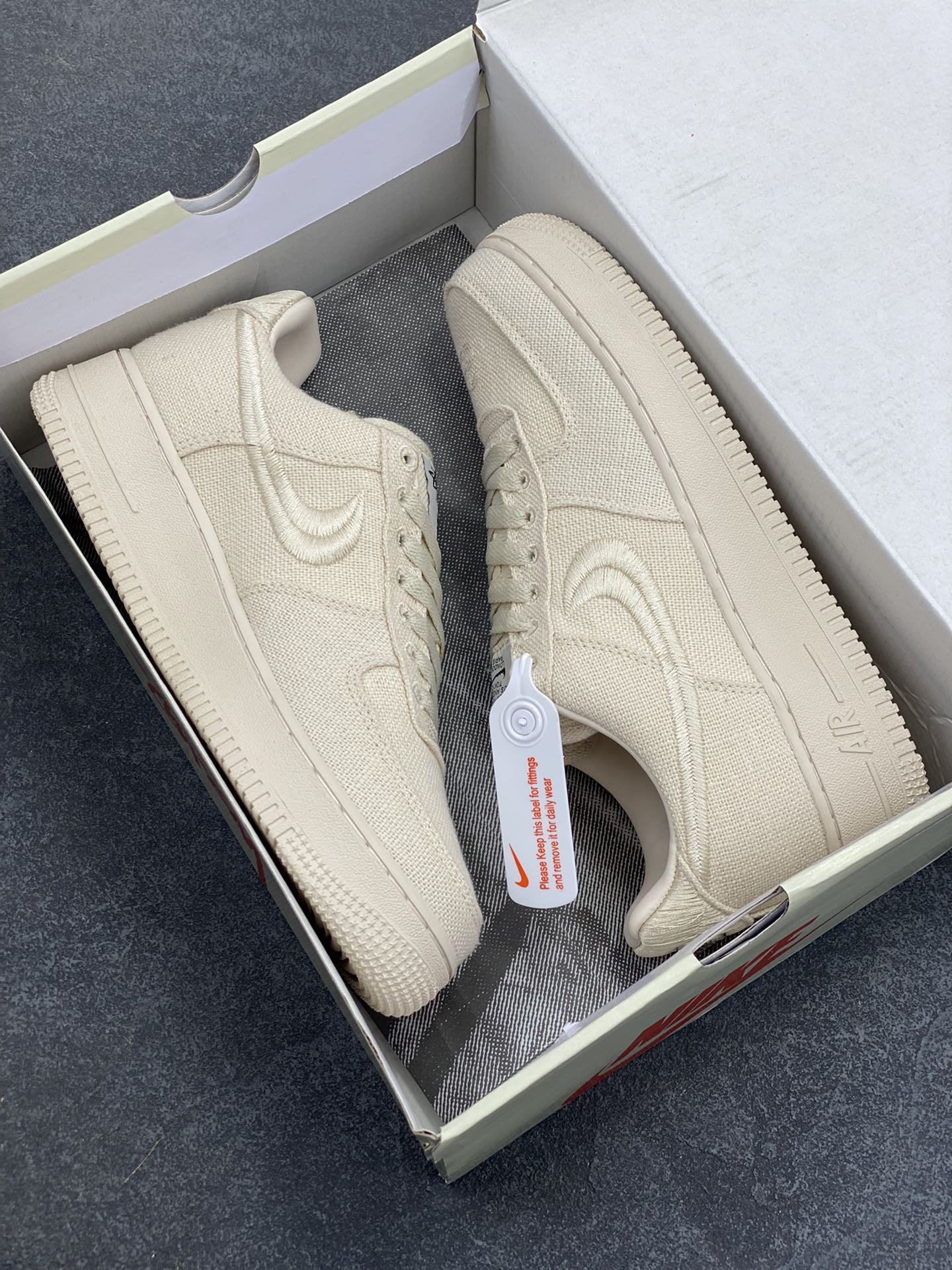 图片[9]-福利特价 ##Stussy x Air Force 1 \’07 \”Black Cool\” 斯图西联名空军 “米白麻布电绣钩子”原楦原纸版开发数据#同源670码克全工艺棉麻布,细腻搅织面料#中底背胶技术及全新开发EVA鞋垫 内置全掌air sole气垫 奢华质感显而易见 货号：CZ9084-200 尺码：36 36.5 37.5 38 38.5 39 40 40.5 41 42 42.5 43 44 44.5 45-选品中心