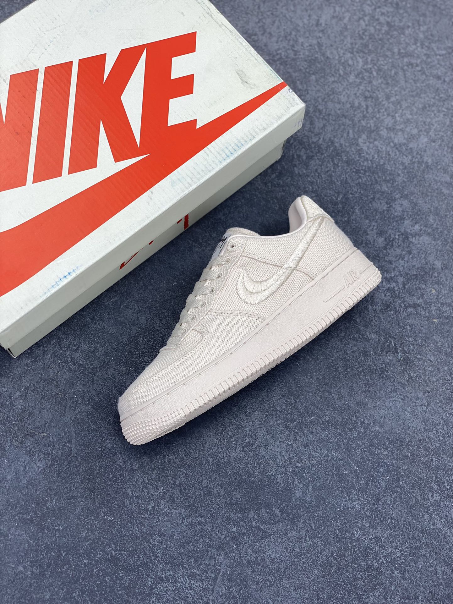 图片[7]-福利特价 ##Stussy x Air Force 1 \’07 \”Black Cool\” 斯图西联名空军 “米白麻布电绣钩子”原楦原纸版开发数据#同源670码克全工艺棉麻布,细腻搅织面料#中底背胶技术及全新开发EVA鞋垫 内置全掌air sole气垫 奢华质感显而易见 货号：CZ9084-200 尺码：36 36.5 37.5 38 38.5 39 40 40.5 41 42 42.5 43 44 44.5 45-选品中心