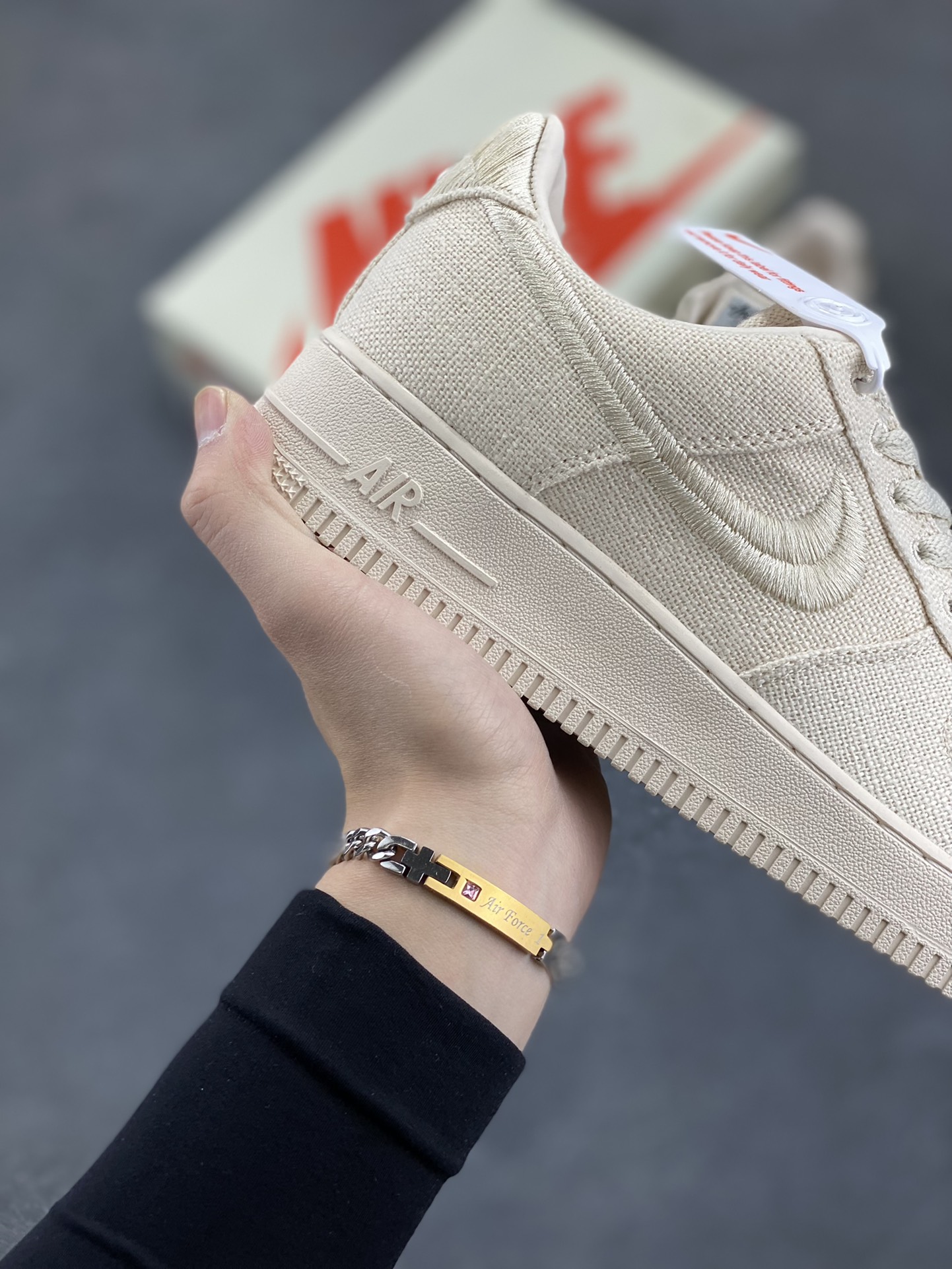 图片[6]-福利特价 ##Stussy x Air Force 1 \’07 \”Black Cool\” 斯图西联名空军 “米白麻布电绣钩子”原楦原纸版开发数据#同源670码克全工艺棉麻布,细腻搅织面料#中底背胶技术及全新开发EVA鞋垫 内置全掌air sole气垫 奢华质感显而易见 货号：CZ9084-200 尺码：36 36.5 37.5 38 38.5 39 40 40.5 41 42 42.5 43 44 44.5 45-选品中心