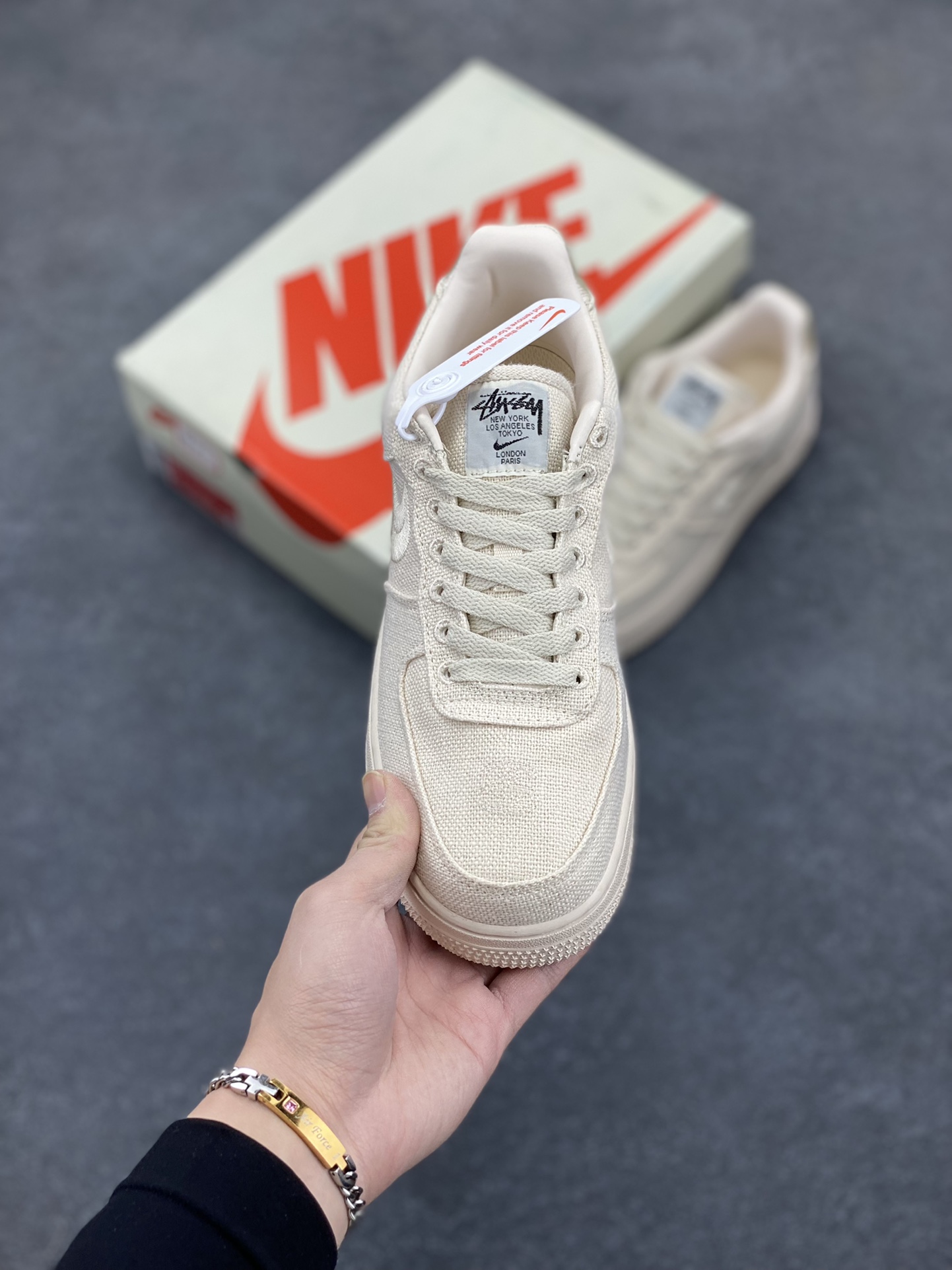 图片[2]-福利特价 ##Stussy x Air Force 1 \’07 \”Black Cool\” 斯图西联名空军 “米白麻布电绣钩子”原楦原纸版开发数据#同源670码克全工艺棉麻布,细腻搅织面料#中底背胶技术及全新开发EVA鞋垫 内置全掌air sole气垫 奢华质感显而易见 货号：CZ9084-200 尺码：36 36.5 37.5 38 38.5 39 40 40.5 41 42 42.5 43 44 44.5 45-选品中心