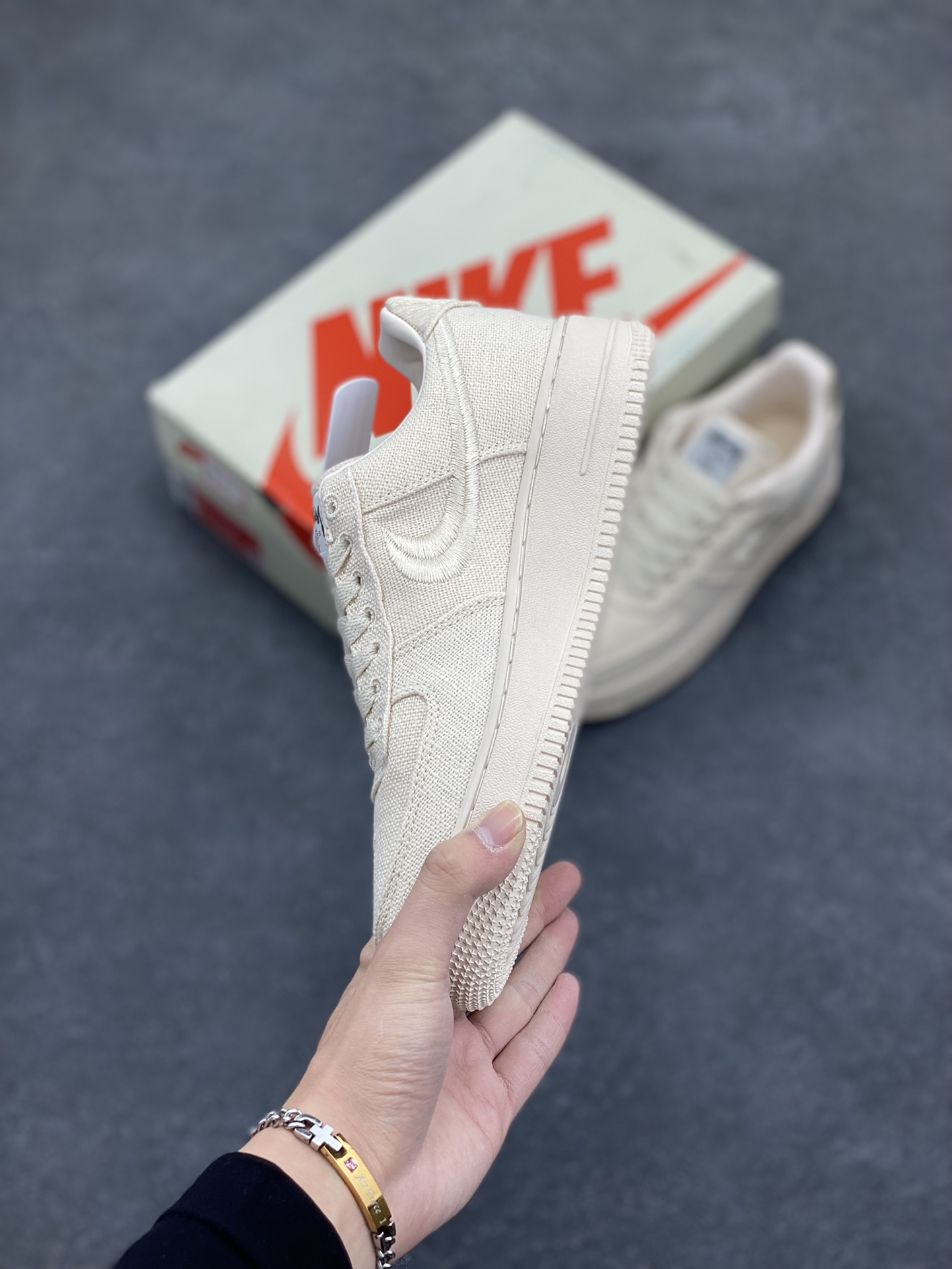 图片[3]-福利特价 ##Stussy x Air Force 1 \’07 \”Black Cool\” 斯图西联名空军 “米白麻布电绣钩子”原楦原纸版开发数据#同源670码克全工艺棉麻布,细腻搅织面料#中底背胶技术及全新开发EVA鞋垫 内置全掌air sole气垫 奢华质感显而易见 货号：CZ9084-200 尺码：36 36.5 37.5 38 38.5 39 40 40.5 41 42 42.5 43 44 44.5 45-选品中心