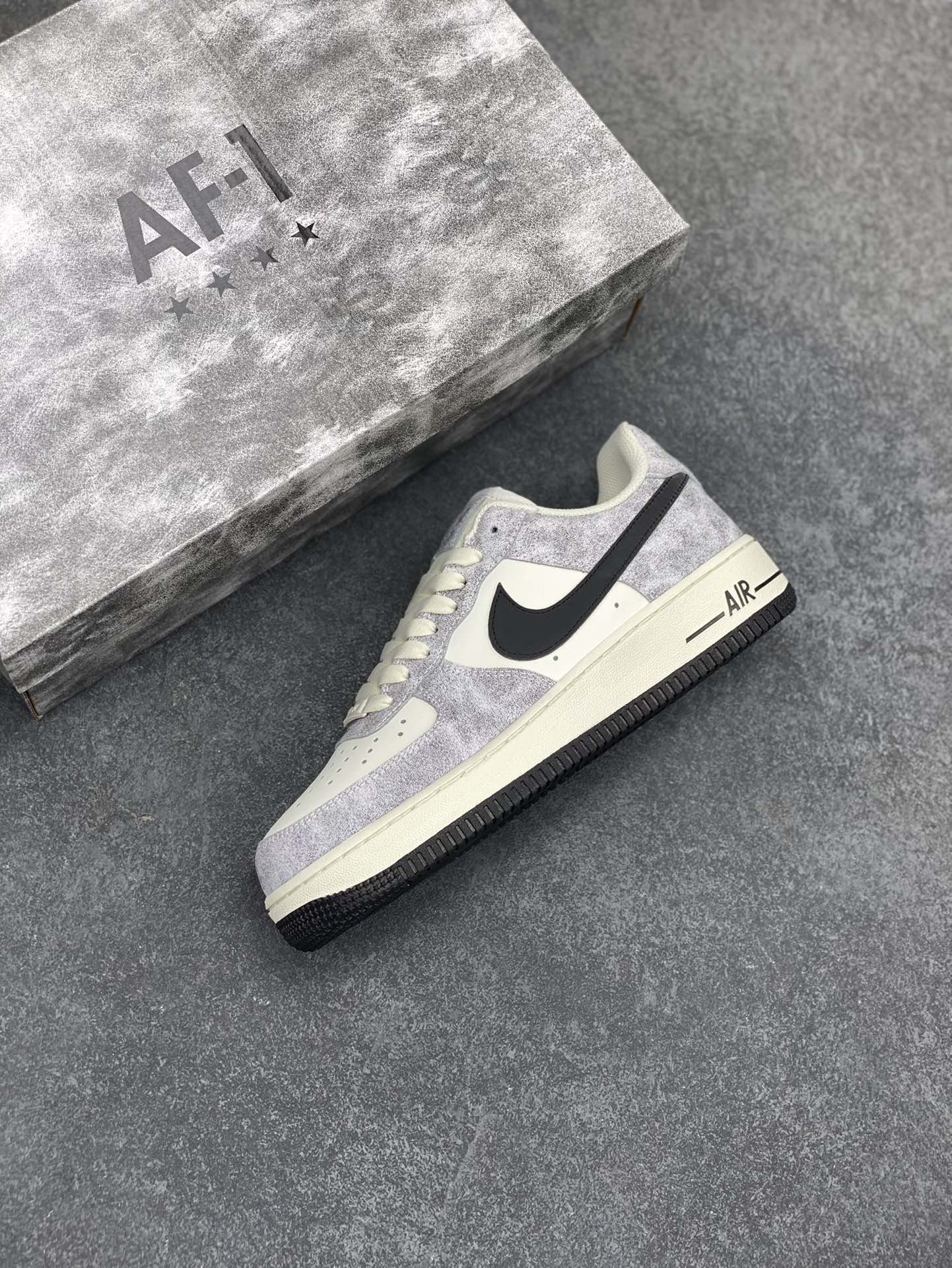 图片[7]-Nike Air Force 1 Low ’07 岩石黑色 空军一号低帮休闲板鞋 原厂定制皮料 定制鞋盒 3M反光 原楦原纸板 纯正版型 正品NFC感应芯片 高清洁度 内置全掌气垫 货号：YY6938-365 尺码：36 36.5 37.5 38 38.5 39 40 40.5 41 42 42.5 43 44 44.5 45-选品中心