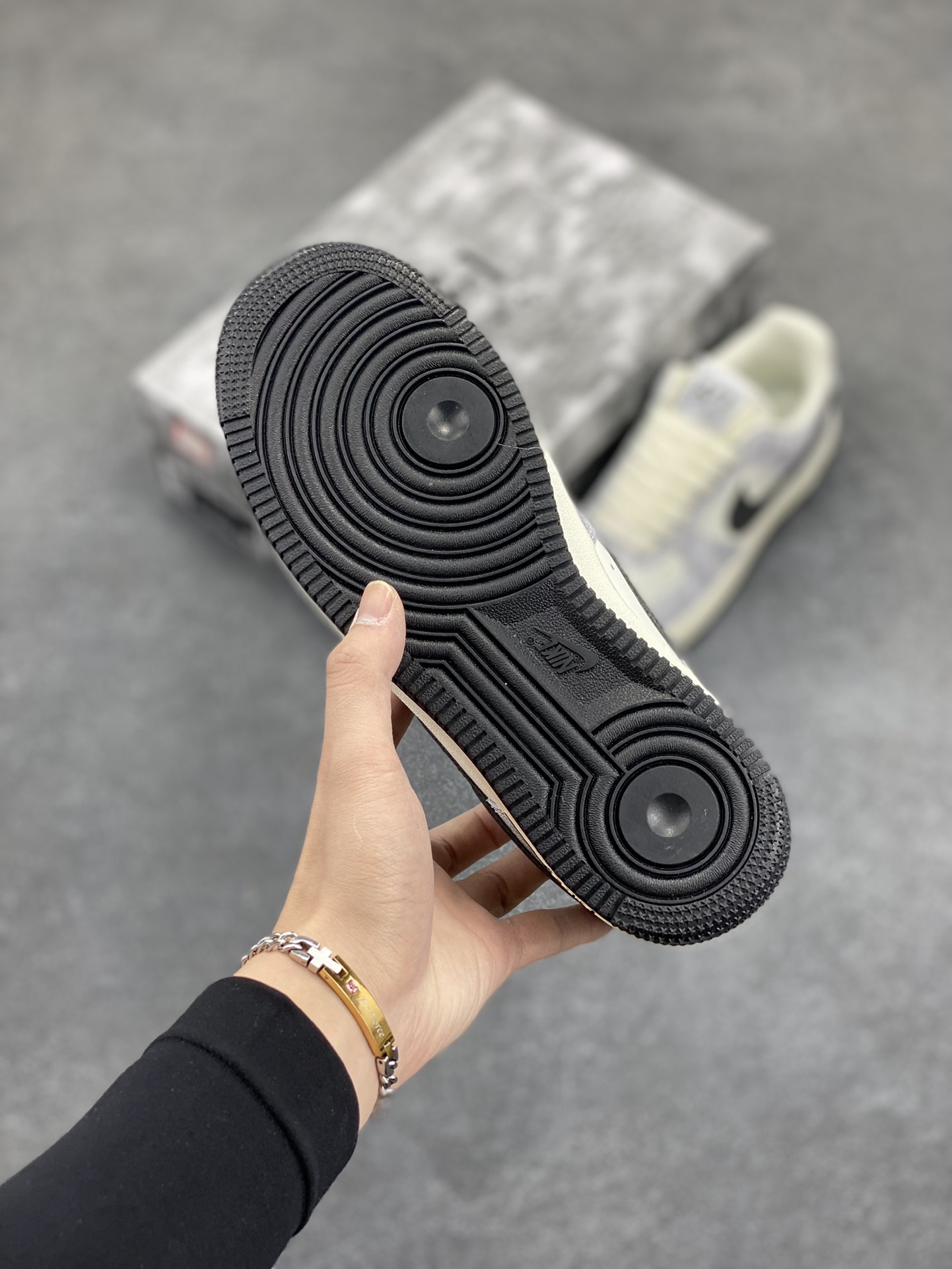 图片[5]-Nike Air Force 1 Low ’07 岩石黑色 空军一号低帮休闲板鞋 原厂定制皮料 定制鞋盒 3M反光 原楦原纸板 纯正版型 正品NFC感应芯片 高清洁度 内置全掌气垫 货号：YY6938-365 尺码：36 36.5 37.5 38 38.5 39 40 40.5 41 42 42.5 43 44 44.5 45-选品中心