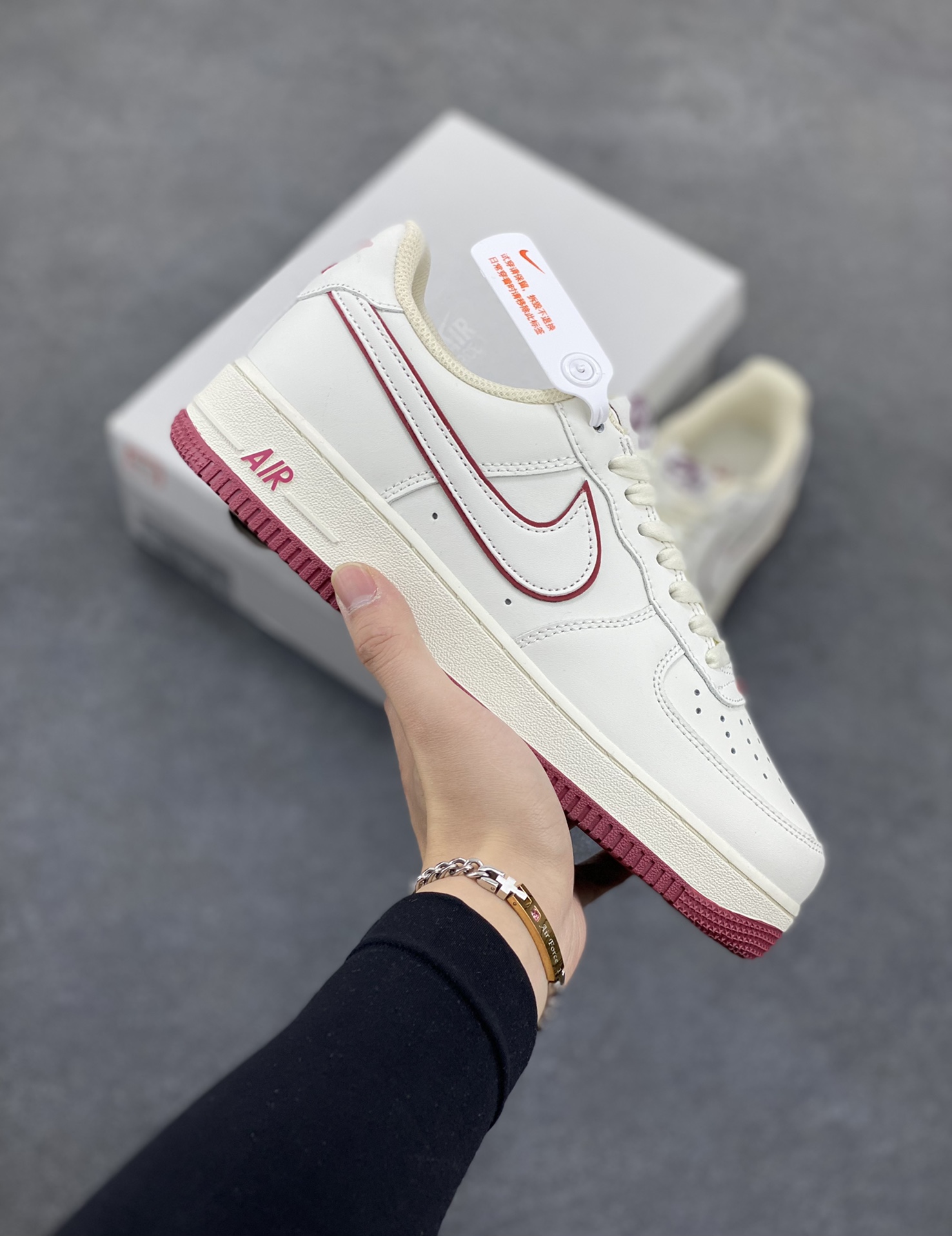 Nike Air Force 1 Low \'07 白酒红低帮空军一号休闲板鞋 定制皮料 原楦原纸板 纯正版型 原装鞋盒 清洁度完美 内置全掌气垫 货号：DZ2799-103 尺码：36 36.5 37.5 38 38.5 39 40 40.5 41 42 42.5 43 44 44.5 45-选品中心