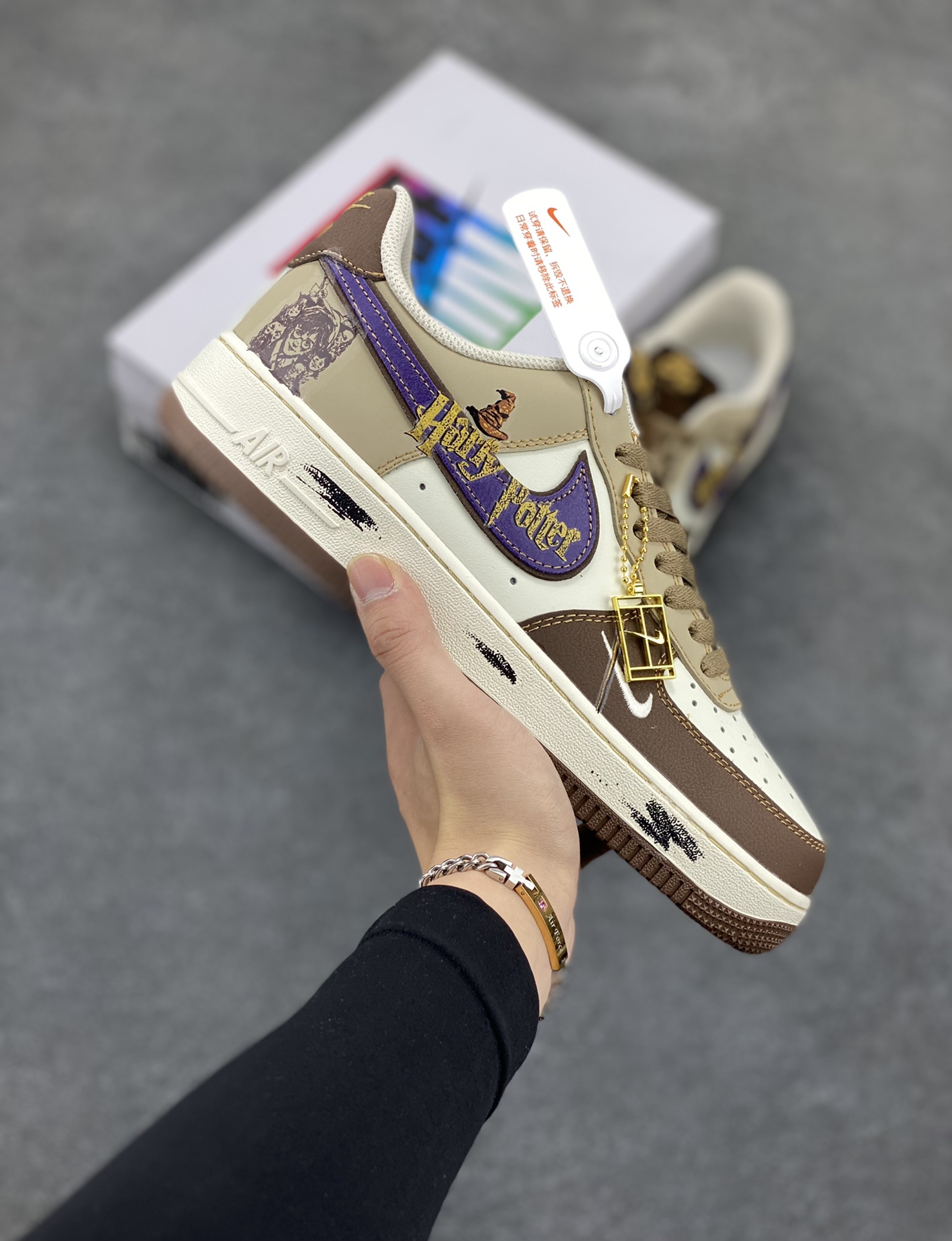 “哈利波特”Nike Air Force 1 “Harry Potter”#漫画系列 空军一号定制低帮板鞋 《哈利·波特》系列是英国作家J.K.罗琳创作的魔幻文学巨作，全系列共7部 ，讲述了主角哈利·波特在霍格沃茨魔法学校的学习与冒险，以及他与伏地魔对抗的故事。构建了一个充满奇幻色彩的魔法世界，还探讨了勇气、友谊、爱与牺牲等深刻主题 货号：LJ2288-111 尺码：36 36.5 37.5 38 38.5 39 40 40.5 41 42 42.5 43 44 44.5 45-选品中心