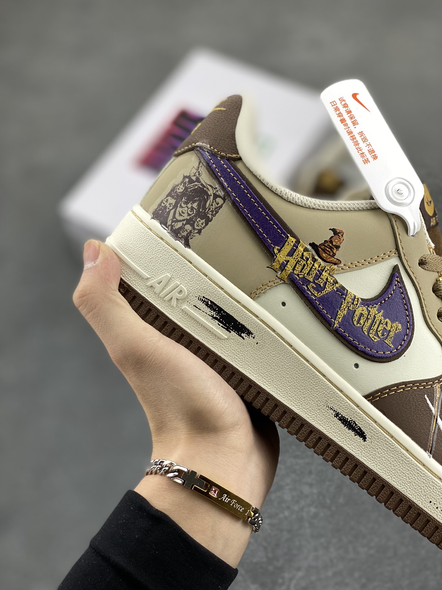 图片[6]-“哈利波特”Nike Air Force 1 “Harry Potter”#漫画系列 空军一号定制低帮板鞋 《哈利·波特》系列是英国作家J.K.罗琳创作的魔幻文学巨作，全系列共7部 ，讲述了主角哈利·波特在霍格沃茨魔法学校的学习与冒险，以及他与伏地魔对抗的故事。构建了一个充满奇幻色彩的魔法世界，还探讨了勇气、友谊、爱与牺牲等深刻主题 货号：LJ2288-111 尺码：36 36.5 37.5 38 38.5 39 40 40.5 41 42 42.5 43 44 44.5 45-选品中心