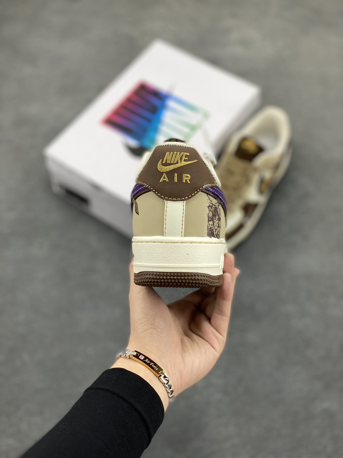 图片[4]-“哈利波特”Nike Air Force 1 “Harry Potter”#漫画系列 空军一号定制低帮板鞋 《哈利·波特》系列是英国作家J.K.罗琳创作的魔幻文学巨作，全系列共7部 ，讲述了主角哈利·波特在霍格沃茨魔法学校的学习与冒险，以及他与伏地魔对抗的故事。构建了一个充满奇幻色彩的魔法世界，还探讨了勇气、友谊、爱与牺牲等深刻主题 货号：LJ2288-111 尺码：36 36.5 37.5 38 38.5 39 40 40.5 41 42 42.5 43 44 44.5 45-选品中心