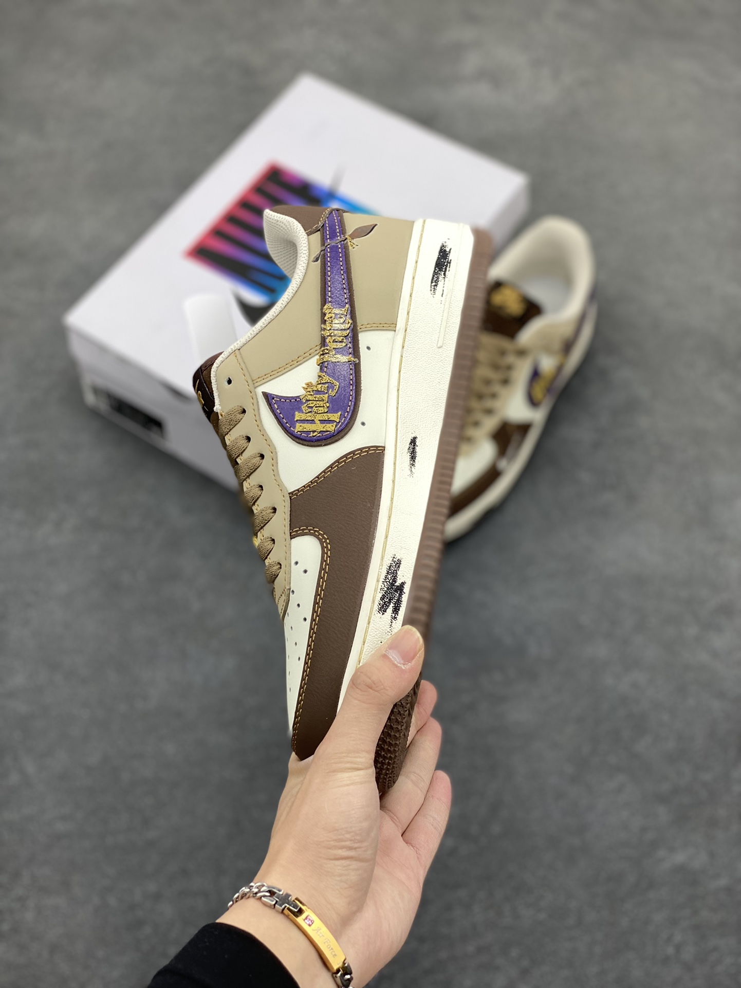 图片[3]-“哈利波特”Nike Air Force 1 “Harry Potter”#漫画系列 空军一号定制低帮板鞋 《哈利·波特》系列是英国作家J.K.罗琳创作的魔幻文学巨作，全系列共7部 ，讲述了主角哈利·波特在霍格沃茨魔法学校的学习与冒险，以及他与伏地魔对抗的故事。构建了一个充满奇幻色彩的魔法世界，还探讨了勇气、友谊、爱与牺牲等深刻主题 货号：LJ2288-111 尺码：36 36.5 37.5 38 38.5 39 40 40.5 41 42 42.5 43 44 44.5 45-选品中心