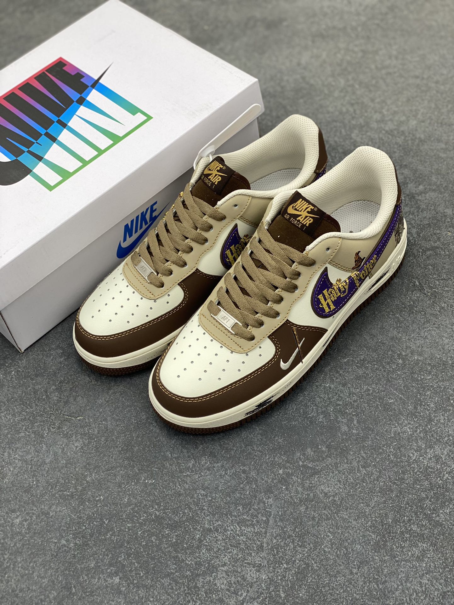 图片[8]-“哈利波特”Nike Air Force 1 “Harry Potter”#漫画系列 空军一号定制低帮板鞋 《哈利·波特》系列是英国作家J.K.罗琳创作的魔幻文学巨作，全系列共7部 ，讲述了主角哈利·波特在霍格沃茨魔法学校的学习与冒险，以及他与伏地魔对抗的故事。构建了一个充满奇幻色彩的魔法世界，还探讨了勇气、友谊、爱与牺牲等深刻主题 货号：LJ2288-111 尺码：36 36.5 37.5 38 38.5 39 40 40.5 41 42 42.5 43 44 44.5 45-选品中心