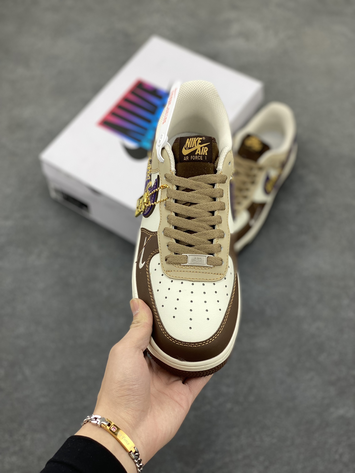 图片[2]-“哈利波特”Nike Air Force 1 “Harry Potter”#漫画系列 空军一号定制低帮板鞋 《哈利·波特》系列是英国作家J.K.罗琳创作的魔幻文学巨作，全系列共7部 ，讲述了主角哈利·波特在霍格沃茨魔法学校的学习与冒险，以及他与伏地魔对抗的故事。构建了一个充满奇幻色彩的魔法世界，还探讨了勇气、友谊、爱与牺牲等深刻主题 货号：LJ2288-111 尺码：36 36.5 37.5 38 38.5 39 40 40.5 41 42 42.5 43 44 44.5 45-选品中心