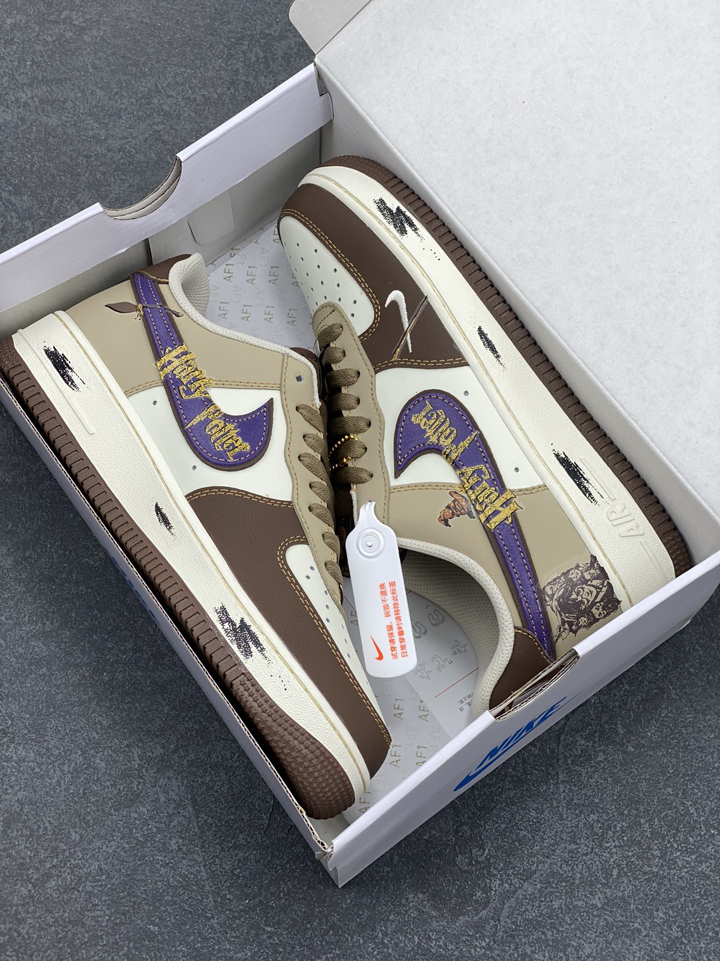 图片[9]-“哈利波特”Nike Air Force 1 “Harry Potter”#漫画系列 空军一号定制低帮板鞋 《哈利·波特》系列是英国作家J.K.罗琳创作的魔幻文学巨作，全系列共7部 ，讲述了主角哈利·波特在霍格沃茨魔法学校的学习与冒险，以及他与伏地魔对抗的故事。构建了一个充满奇幻色彩的魔法世界，还探讨了勇气、友谊、爱与牺牲等深刻主题 货号：LJ2288-111 尺码：36 36.5 37.5 38 38.5 39 40 40.5 41 42 42.5 43 44 44.5 45-选品中心