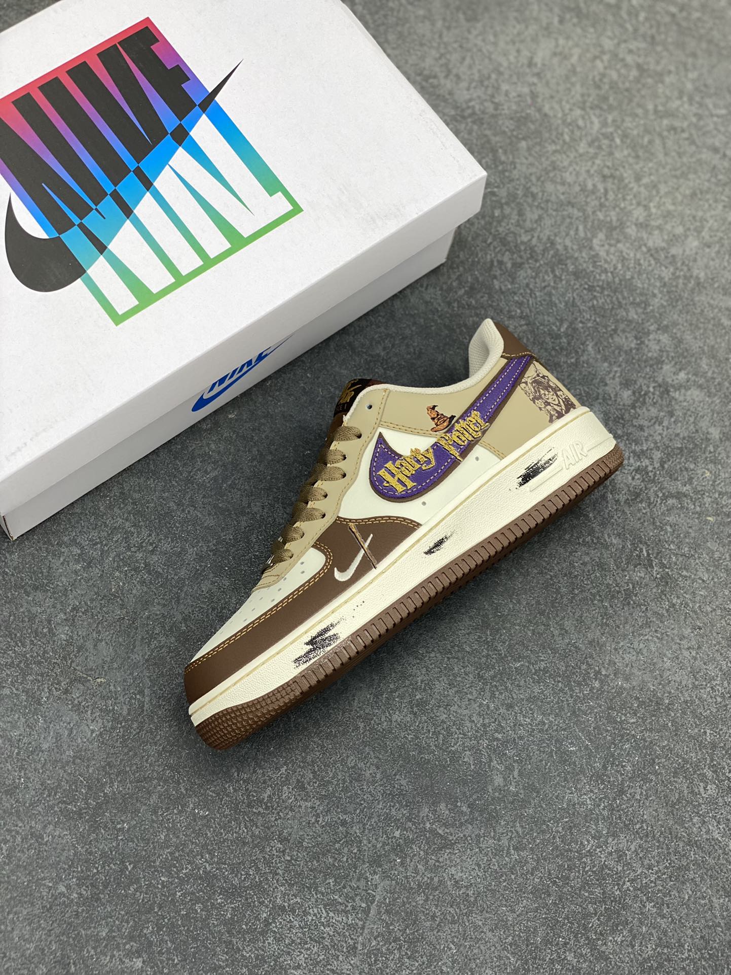 图片[7]-“哈利波特”Nike Air Force 1 “Harry Potter”#漫画系列 空军一号定制低帮板鞋 《哈利·波特》系列是英国作家J.K.罗琳创作的魔幻文学巨作，全系列共7部 ，讲述了主角哈利·波特在霍格沃茨魔法学校的学习与冒险，以及他与伏地魔对抗的故事。构建了一个充满奇幻色彩的魔法世界，还探讨了勇气、友谊、爱与牺牲等深刻主题 货号：LJ2288-111 尺码：36 36.5 37.5 38 38.5 39 40 40.5 41 42 42.5 43 44 44.5 45-选品中心