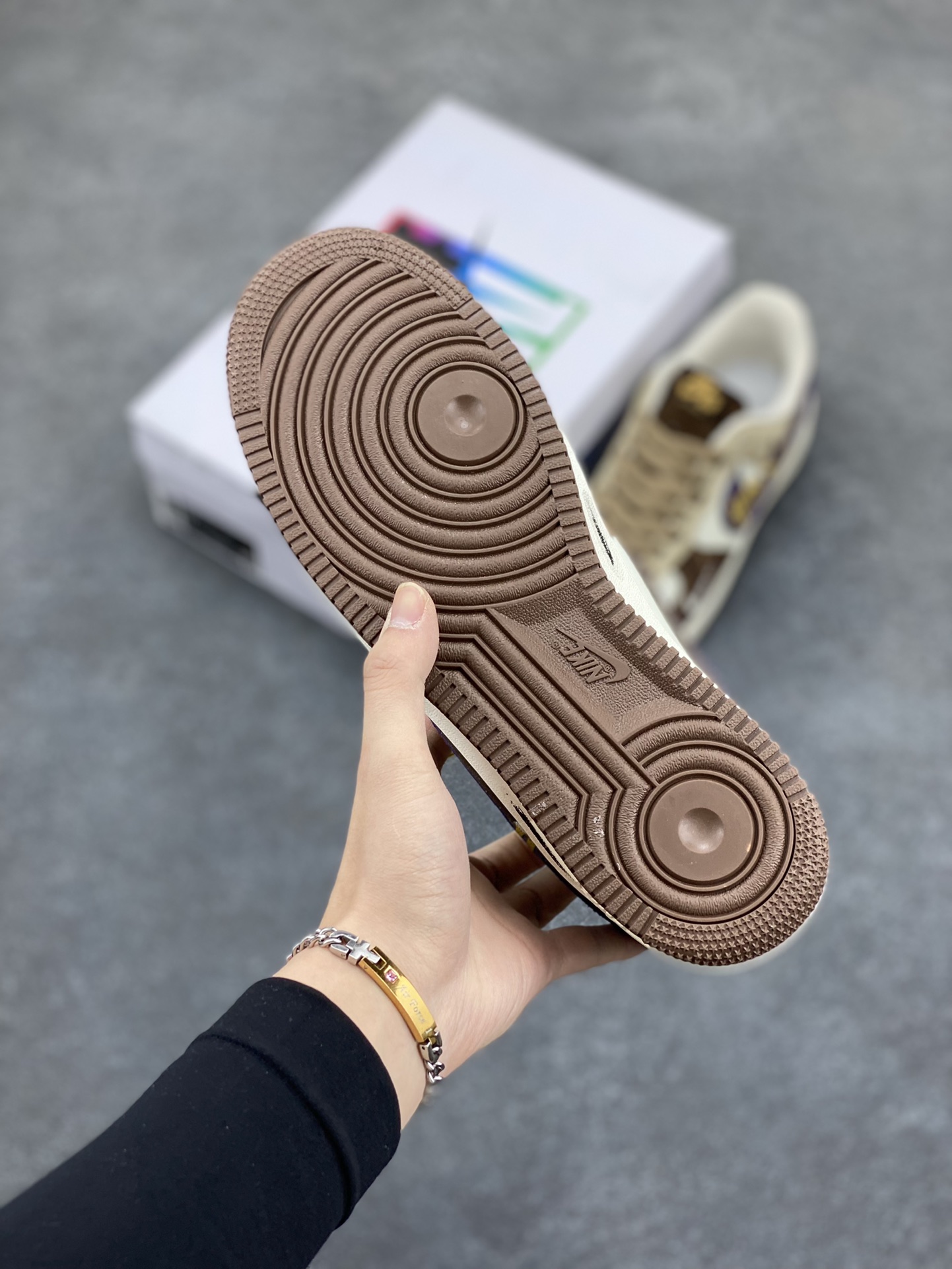 图片[5]-“哈利波特”Nike Air Force 1 “Harry Potter”#漫画系列 空军一号定制低帮板鞋 《哈利·波特》系列是英国作家J.K.罗琳创作的魔幻文学巨作，全系列共7部 ，讲述了主角哈利·波特在霍格沃茨魔法学校的学习与冒险，以及他与伏地魔对抗的故事。构建了一个充满奇幻色彩的魔法世界，还探讨了勇气、友谊、爱与牺牲等深刻主题 货号：LJ2288-111 尺码：36 36.5 37.5 38 38.5 39 40 40.5 41 42 42.5 43 44 44.5 45-选品中心