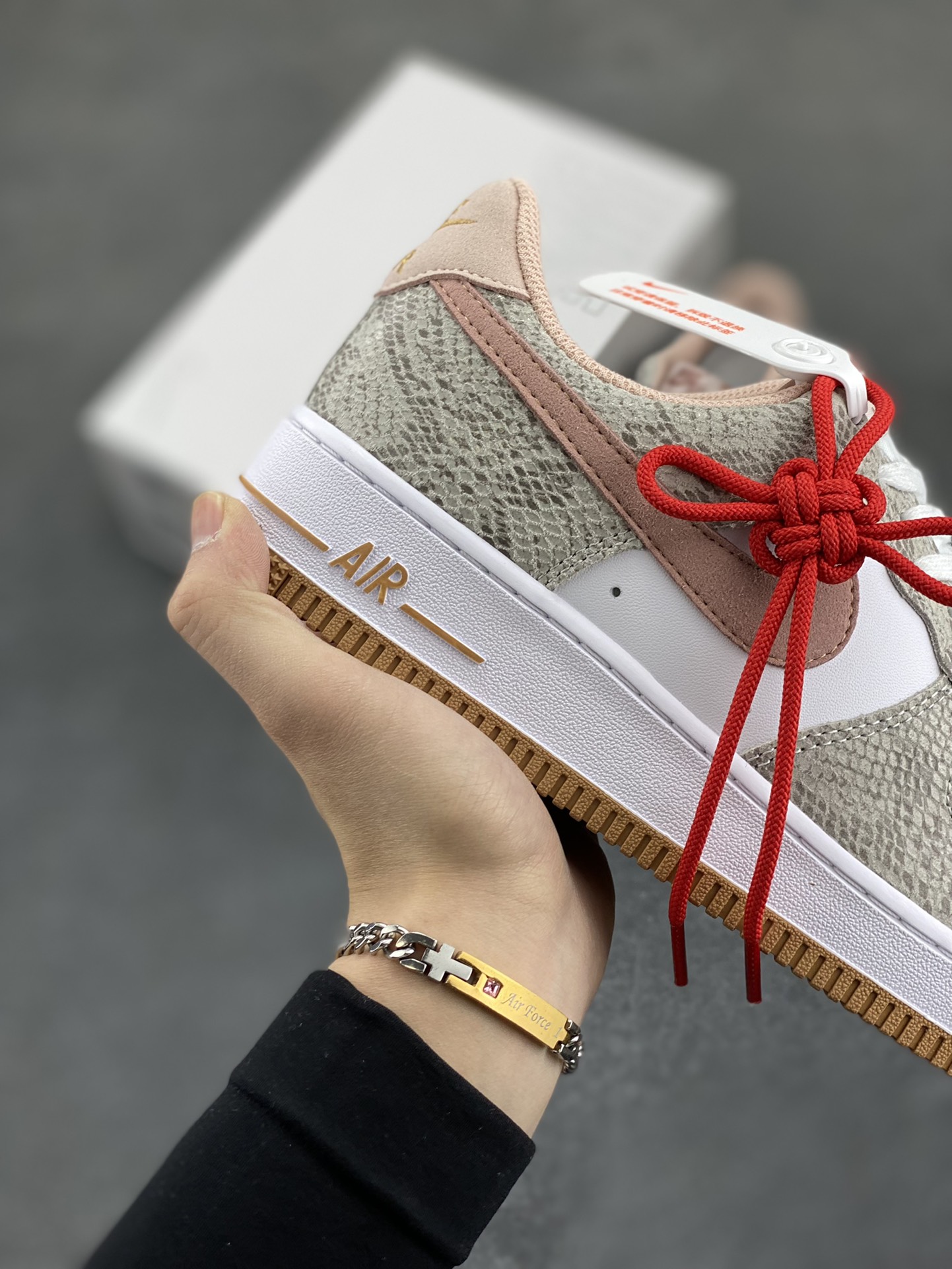 图片[6]-Nike Air Force 1 Low 蛇年白棕 空军一号低帮运动休闲板鞋 原楦头原纸板 打造纯正空军版型#专注外贸渠道 全掌内置蜂窝气垫 #原盒配件 原厂中底钢印、拉帮完美 货号：HF2898-100 尺码：36 36.5 37.5 38 38.5 39 40 40.5 41 42 42.5 43 44 44.5 45-选品中心