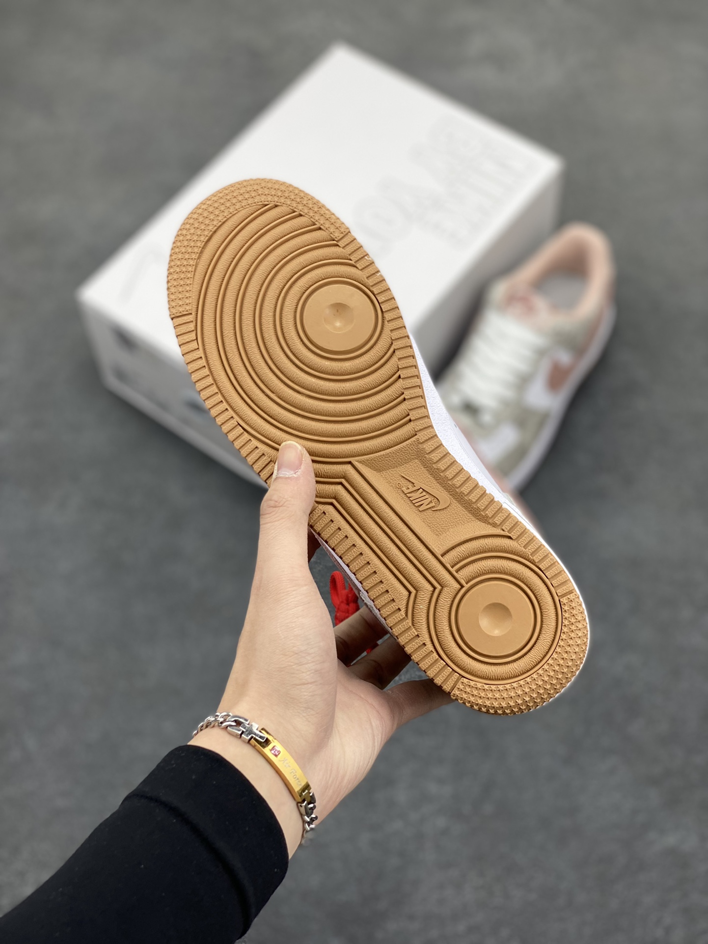 图片[5]-Nike Air Force 1 Low 蛇年白棕 空军一号低帮运动休闲板鞋 原楦头原纸板 打造纯正空军版型#专注外贸渠道 全掌内置蜂窝气垫 #原盒配件 原厂中底钢印、拉帮完美 货号：HF2898-100 尺码：36 36.5 37.5 38 38.5 39 40 40.5 41 42 42.5 43 44 44.5 45-选品中心