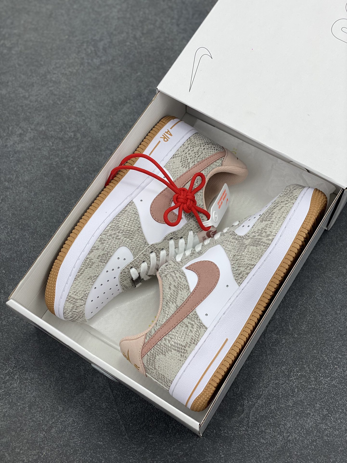图片[9]-Nike Air Force 1 Low 蛇年白棕 空军一号低帮运动休闲板鞋 原楦头原纸板 打造纯正空军版型#专注外贸渠道 全掌内置蜂窝气垫 #原盒配件 原厂中底钢印、拉帮完美 货号：HF2898-100 尺码：36 36.5 37.5 38 38.5 39 40 40.5 41 42 42.5 43 44 44.5 45-选品中心