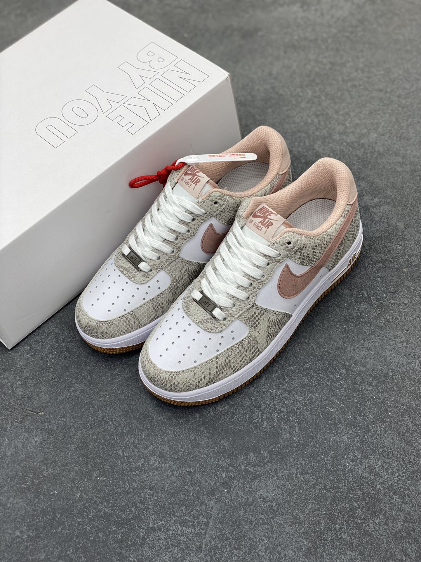 图片[8]-Nike Air Force 1 Low 蛇年白棕 空军一号低帮运动休闲板鞋 原楦头原纸板 打造纯正空军版型#专注外贸渠道 全掌内置蜂窝气垫 #原盒配件 原厂中底钢印、拉帮完美 货号：HF2898-100 尺码：36 36.5 37.5 38 38.5 39 40 40.5 41 42 42.5 43 44 44.5 45-选品中心